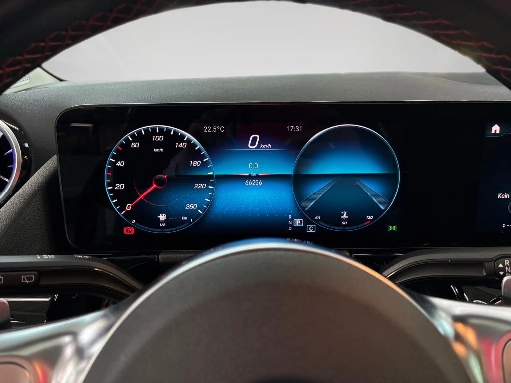 Mercedes-Benz-GLA 220 d-image-6