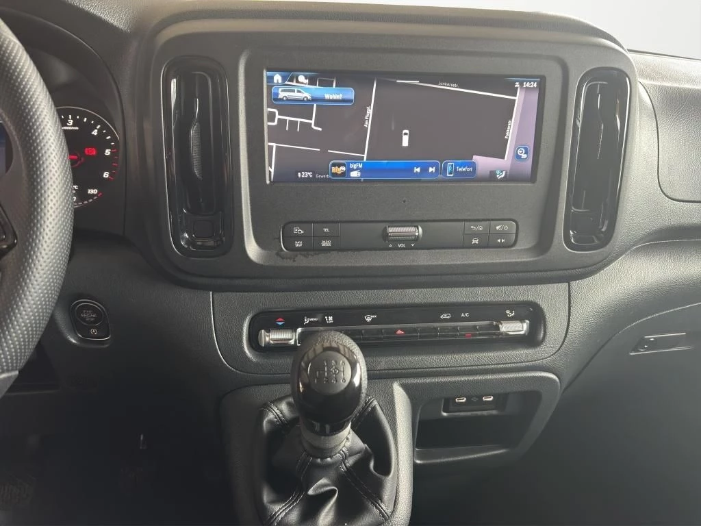 Mercedes-Benz-Vito-image-13