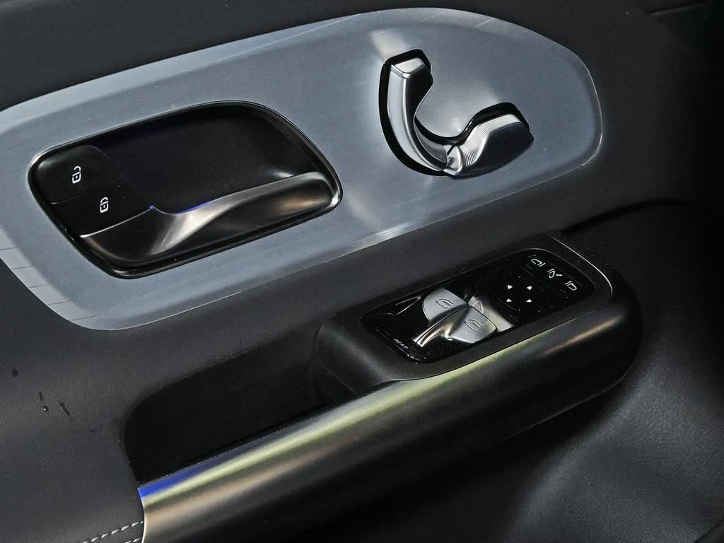 Mercedes-Benz-GLB 200-image-7