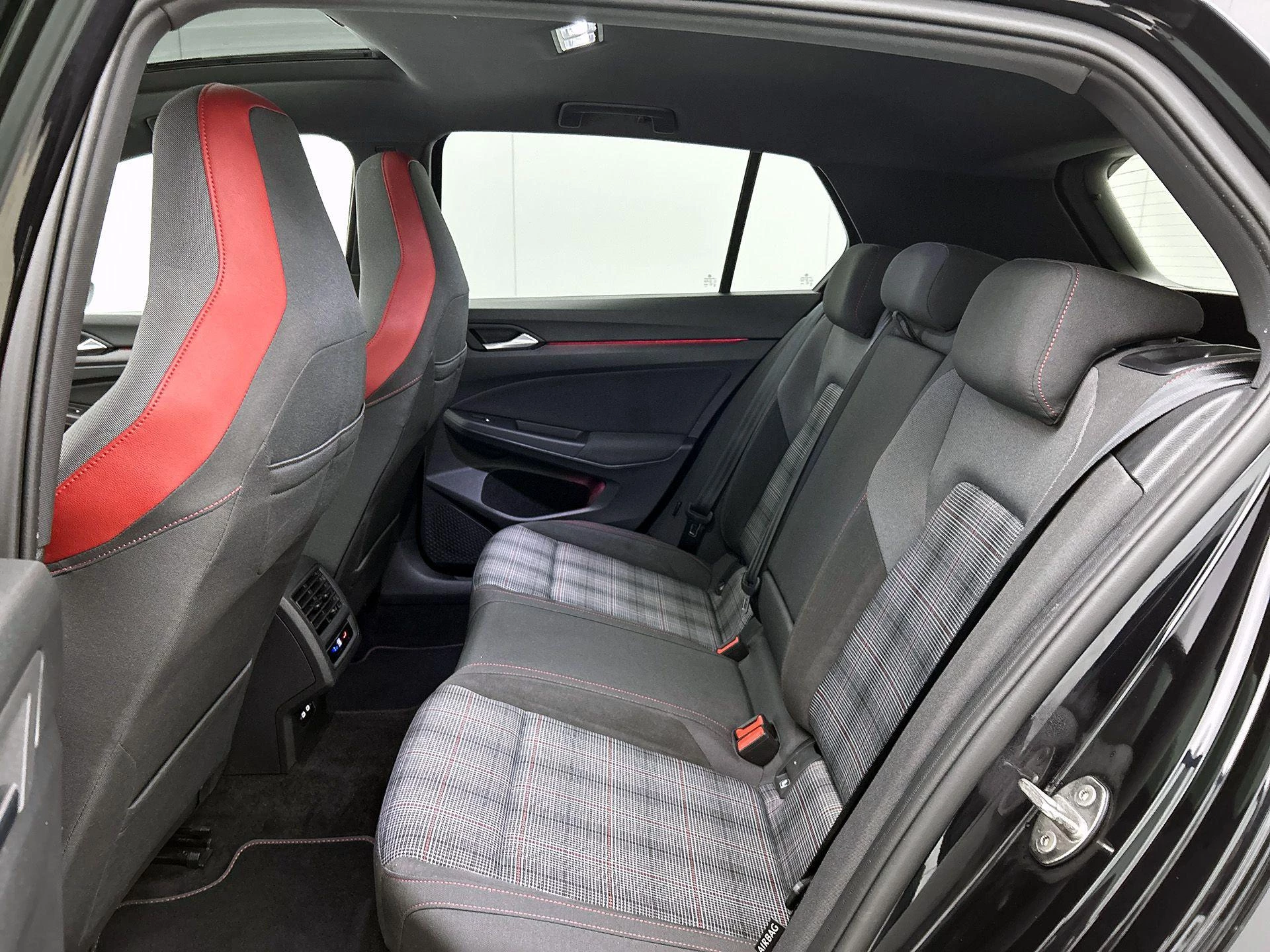 Volkswagen-Golf-image-26