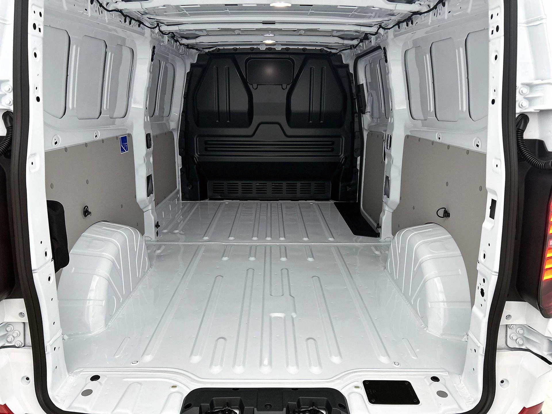 Volkswagen-e-Transporter-image-29