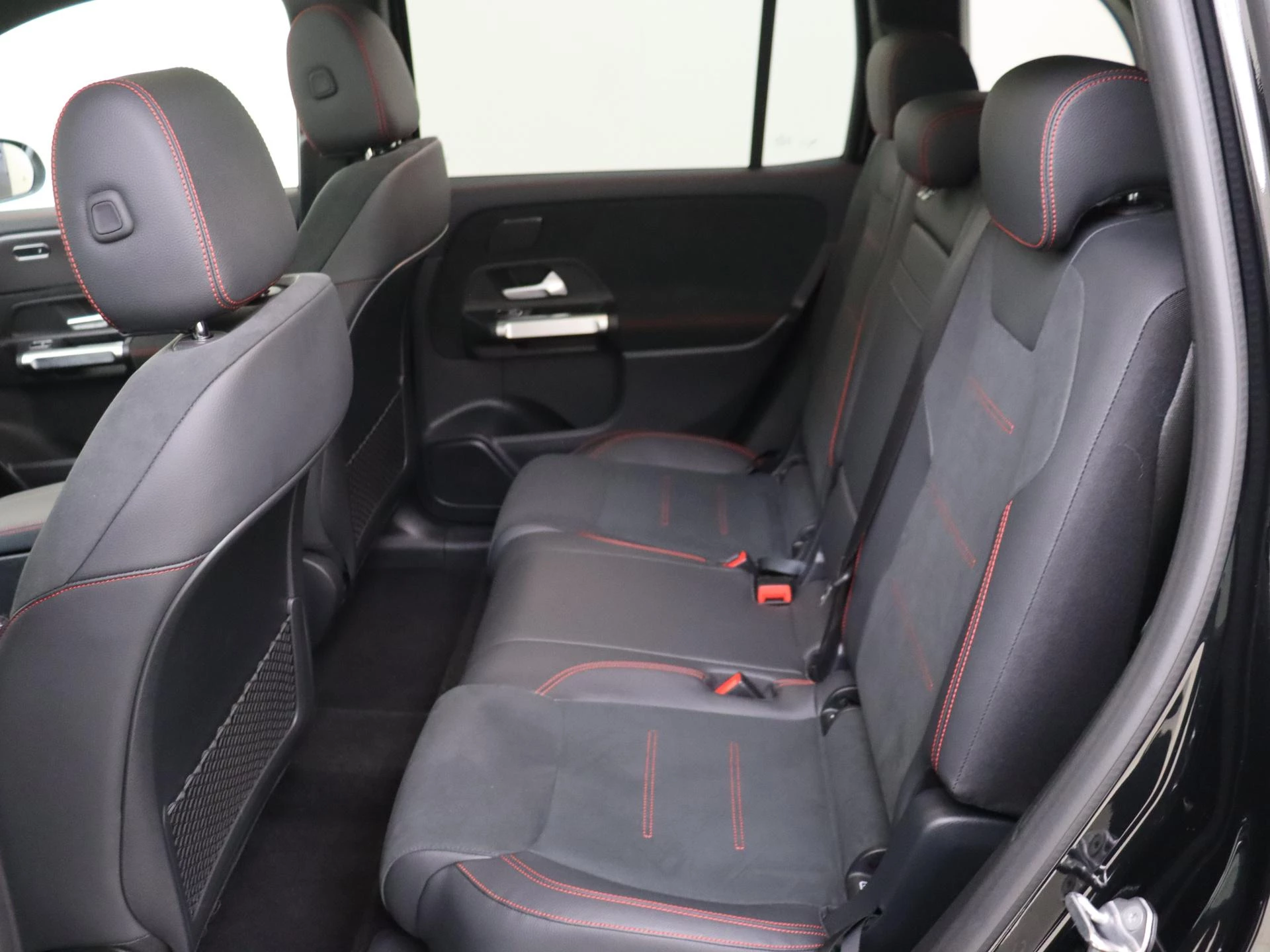 Mercedes-Benz-EQB-image-5