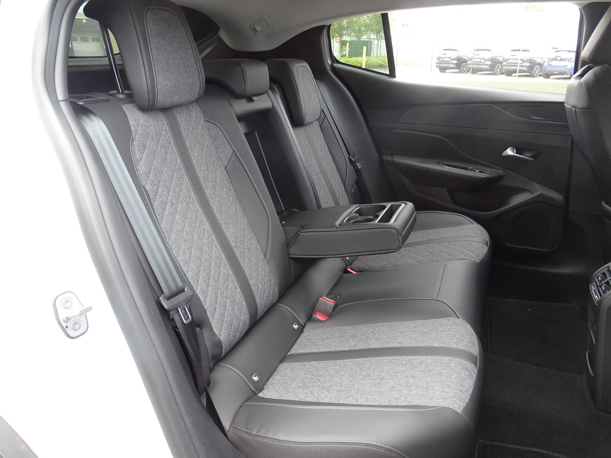 Peugeot 408 1.2 HYBRID 145 e-DSC6 Allure