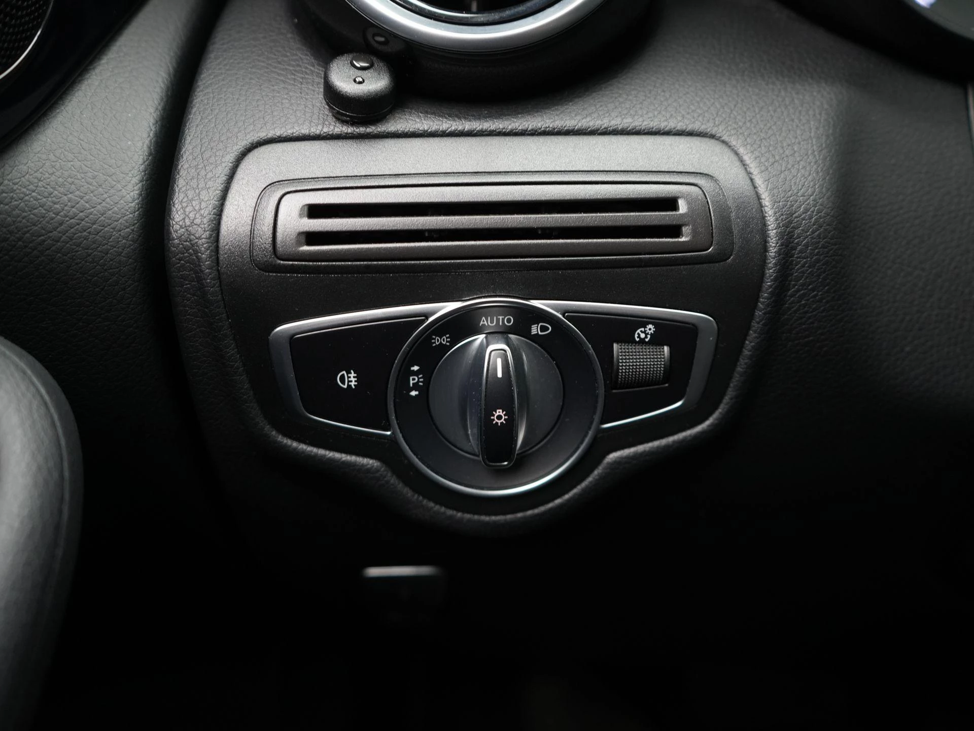 Mercedes-Benz-GLC-image-32