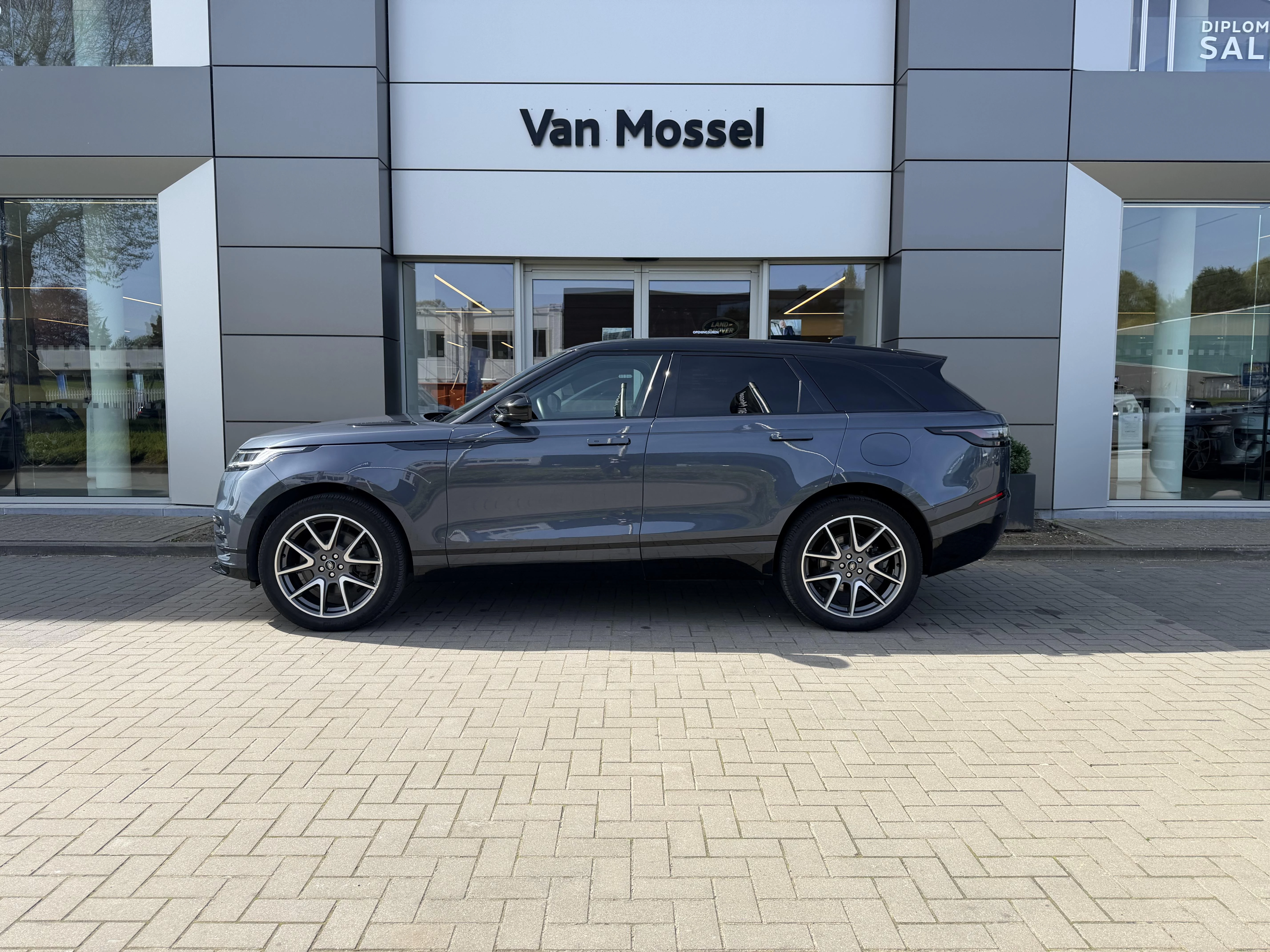 Land Rover-Range Rover Velar-image-4