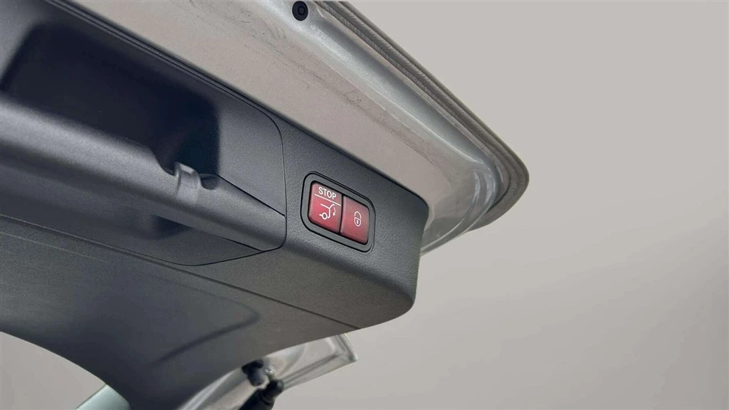 Mercedes-Benz-EQB-image-24