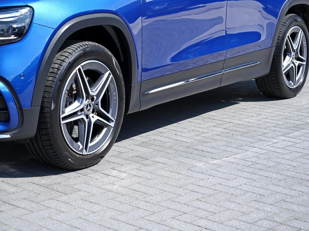 Mercedes-Benz-GLB 220 d-image-6