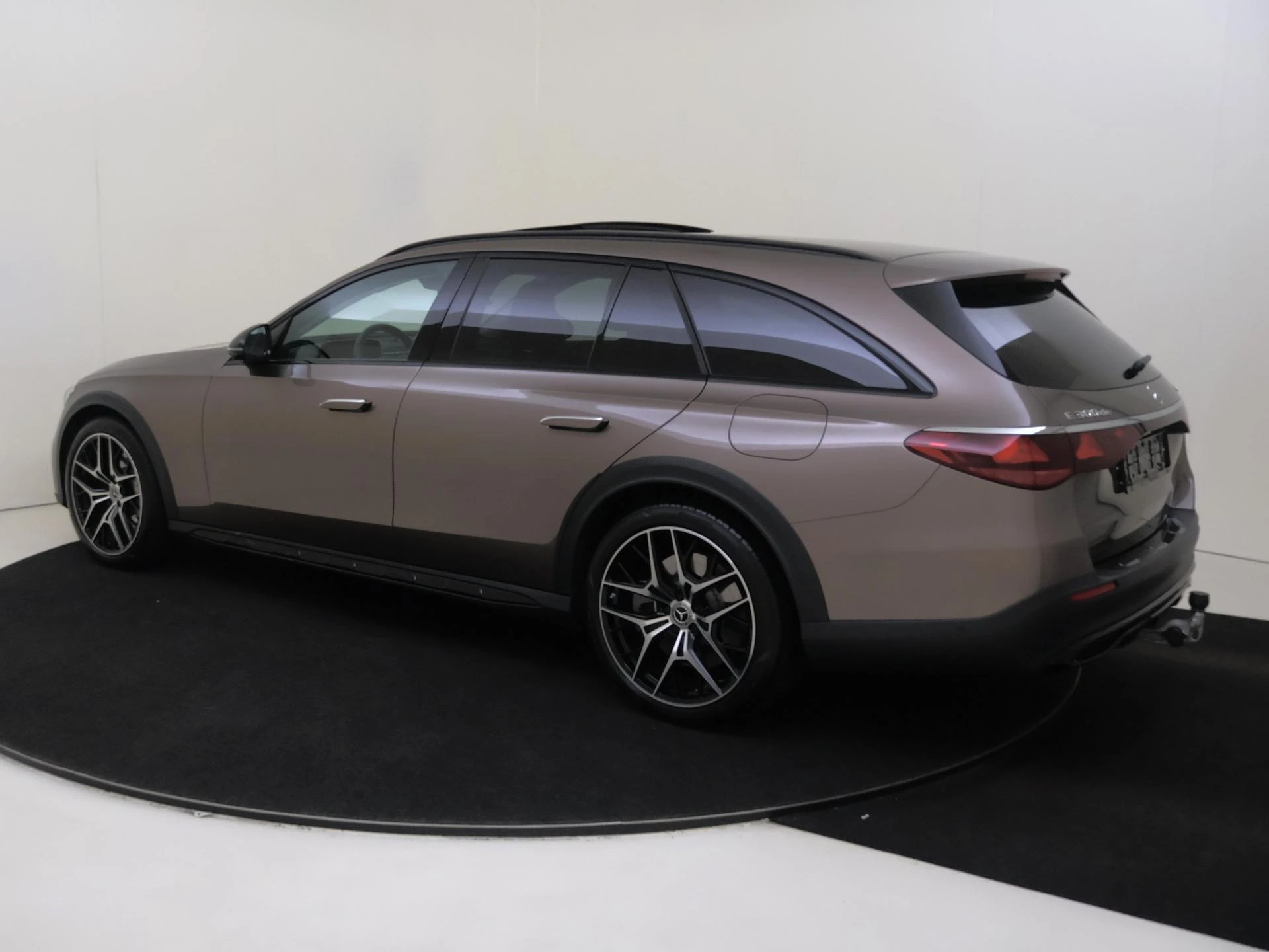 Mercedes-Benz-E-Klasse-image-2