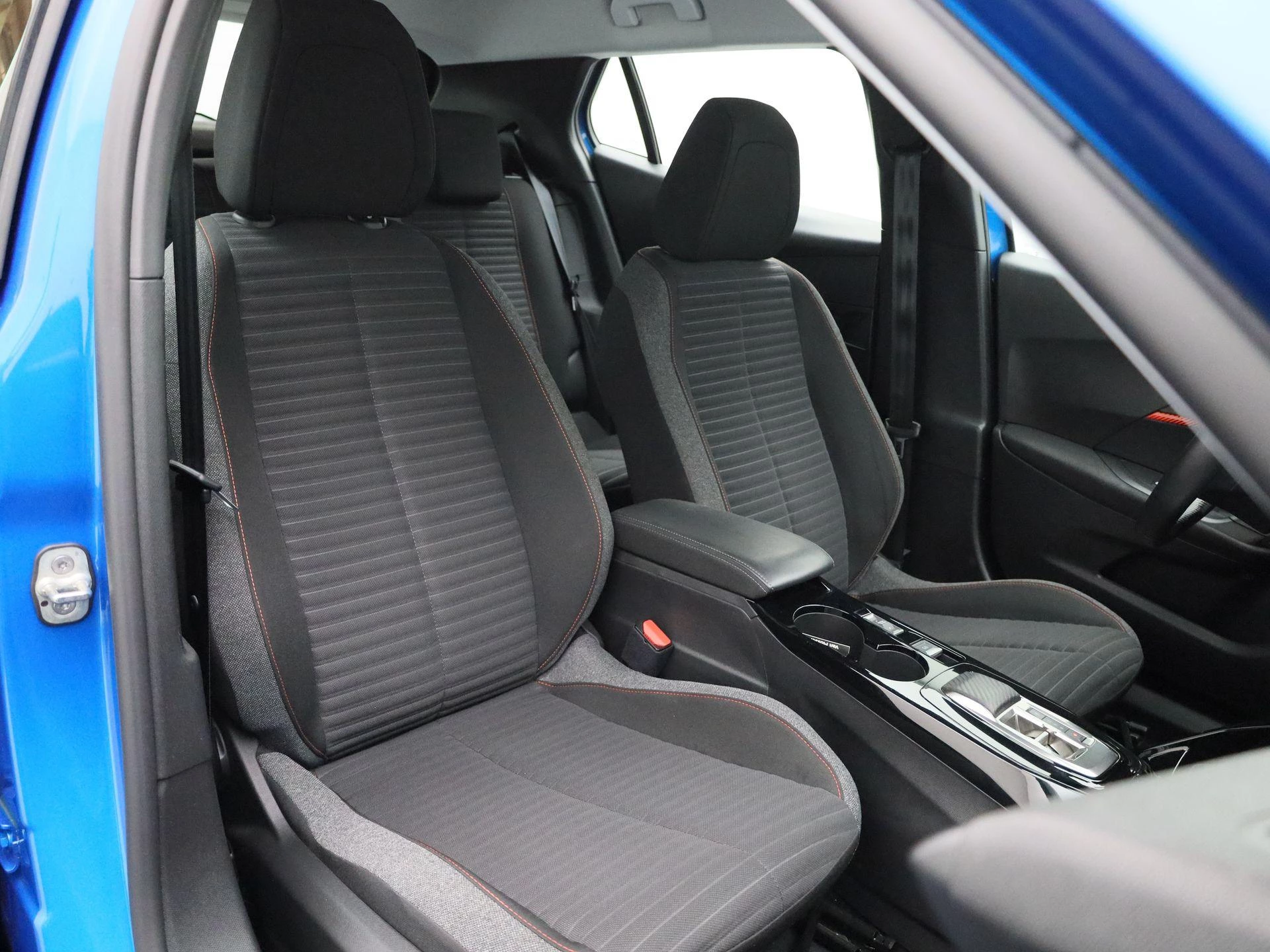 Peugeot-e-2008-image-40