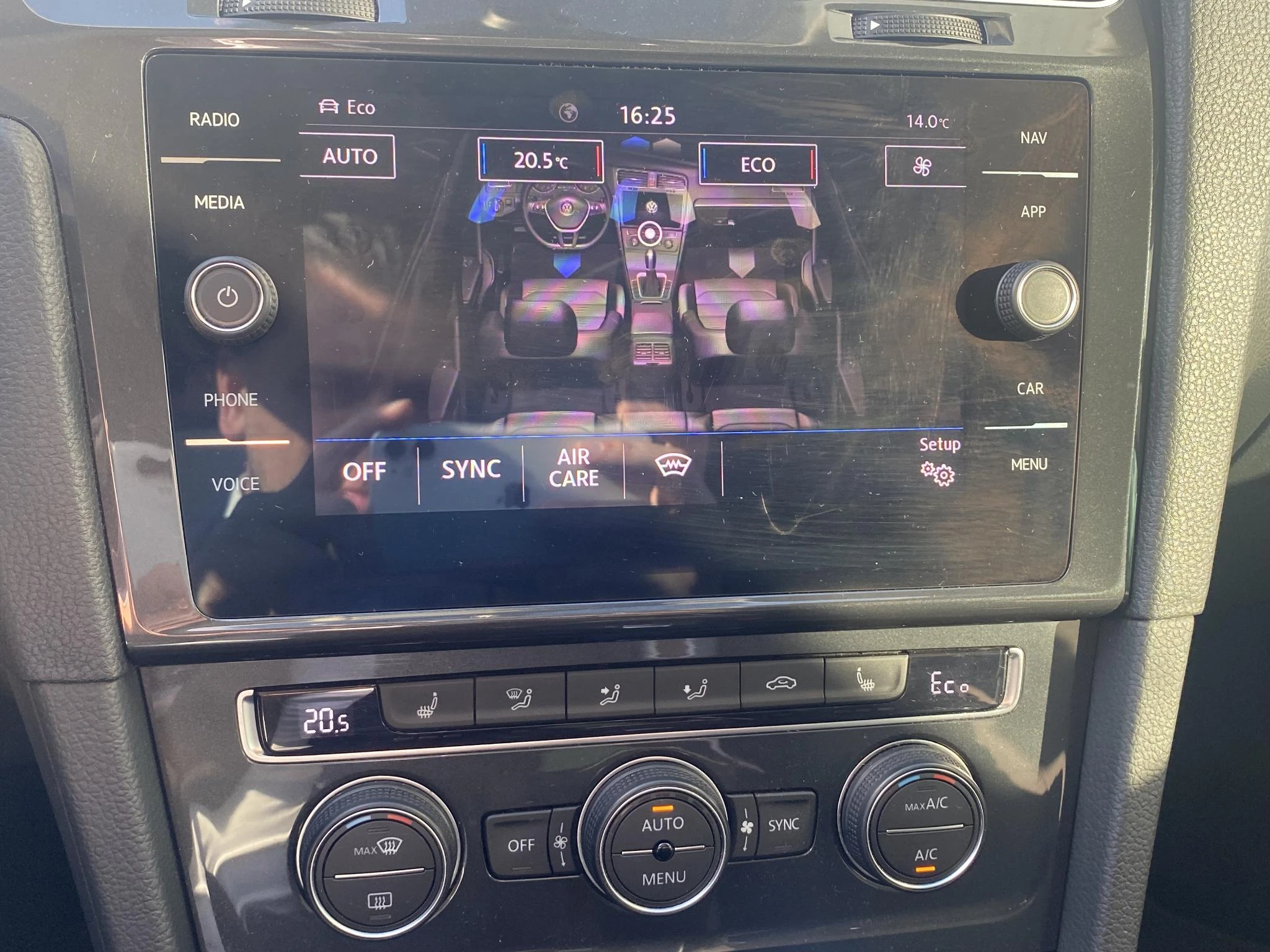Volkswagen-e-Golf-image-6
