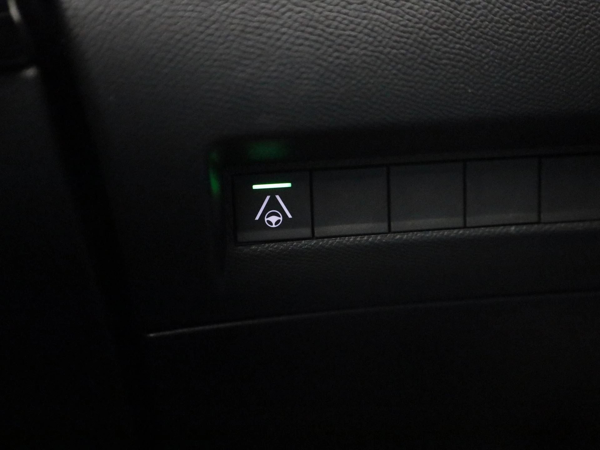 Peugeot-208-image-25