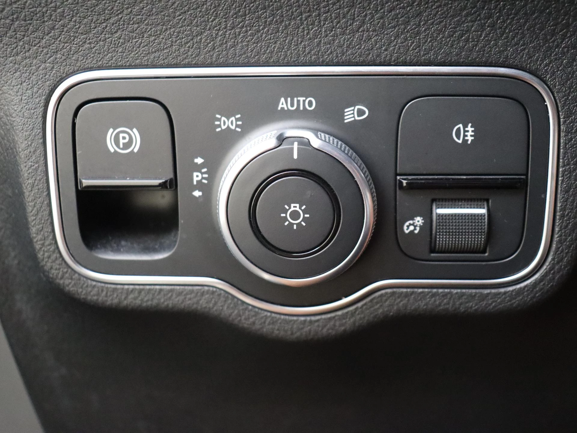 Mercedes-Benz-GLA-image-26