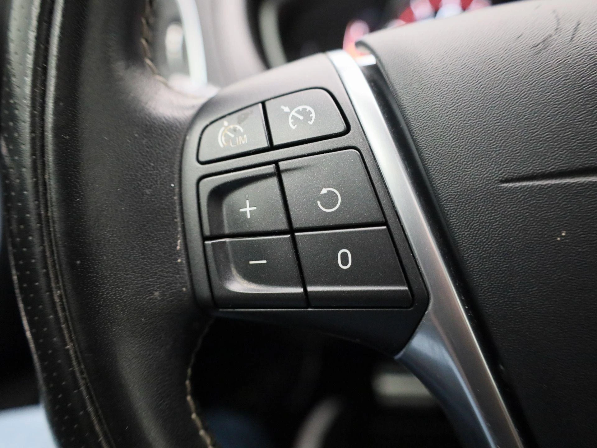 Volvo-V40-image-17