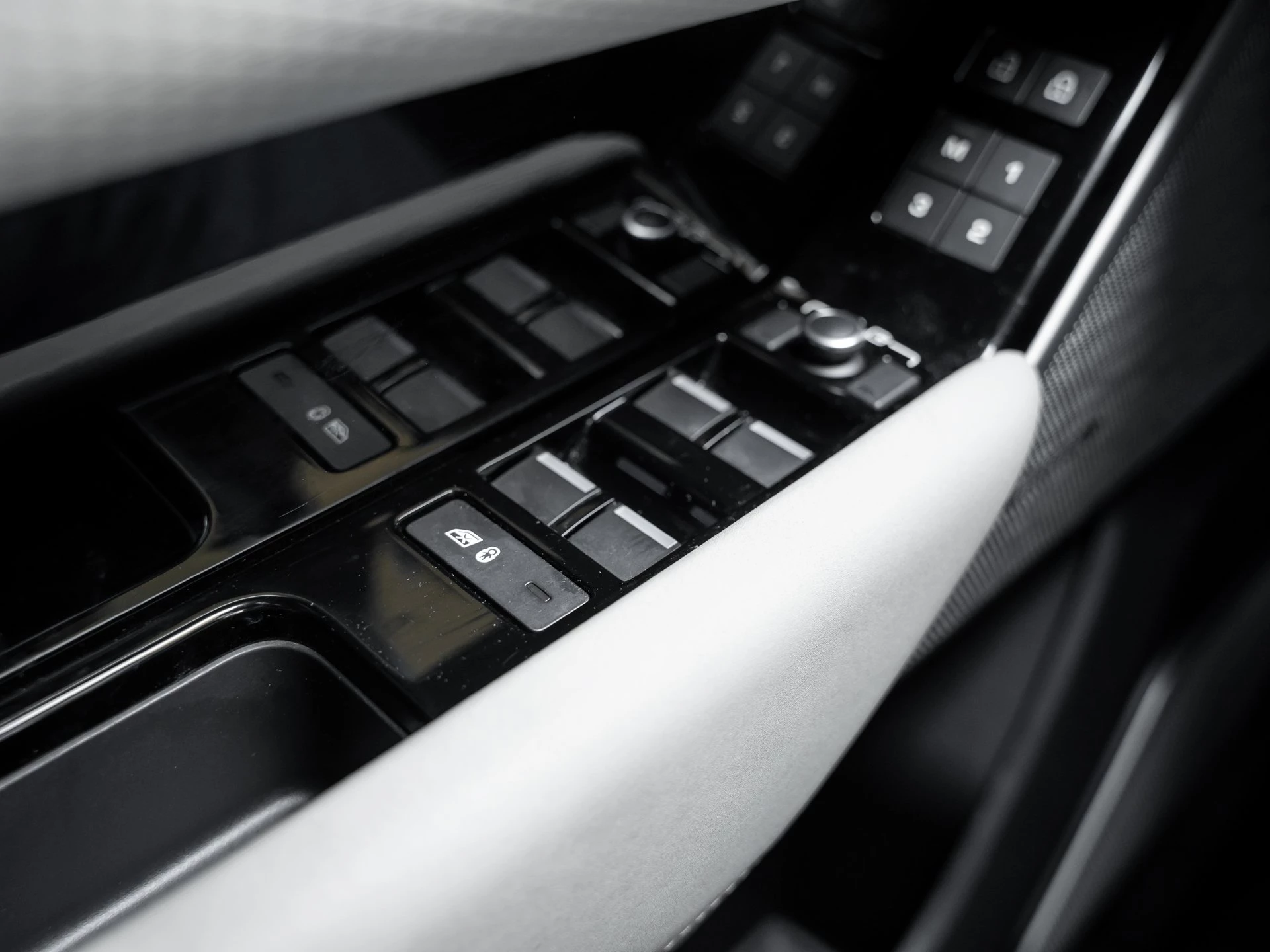 Land Rover-Range Rover Velar-image-17