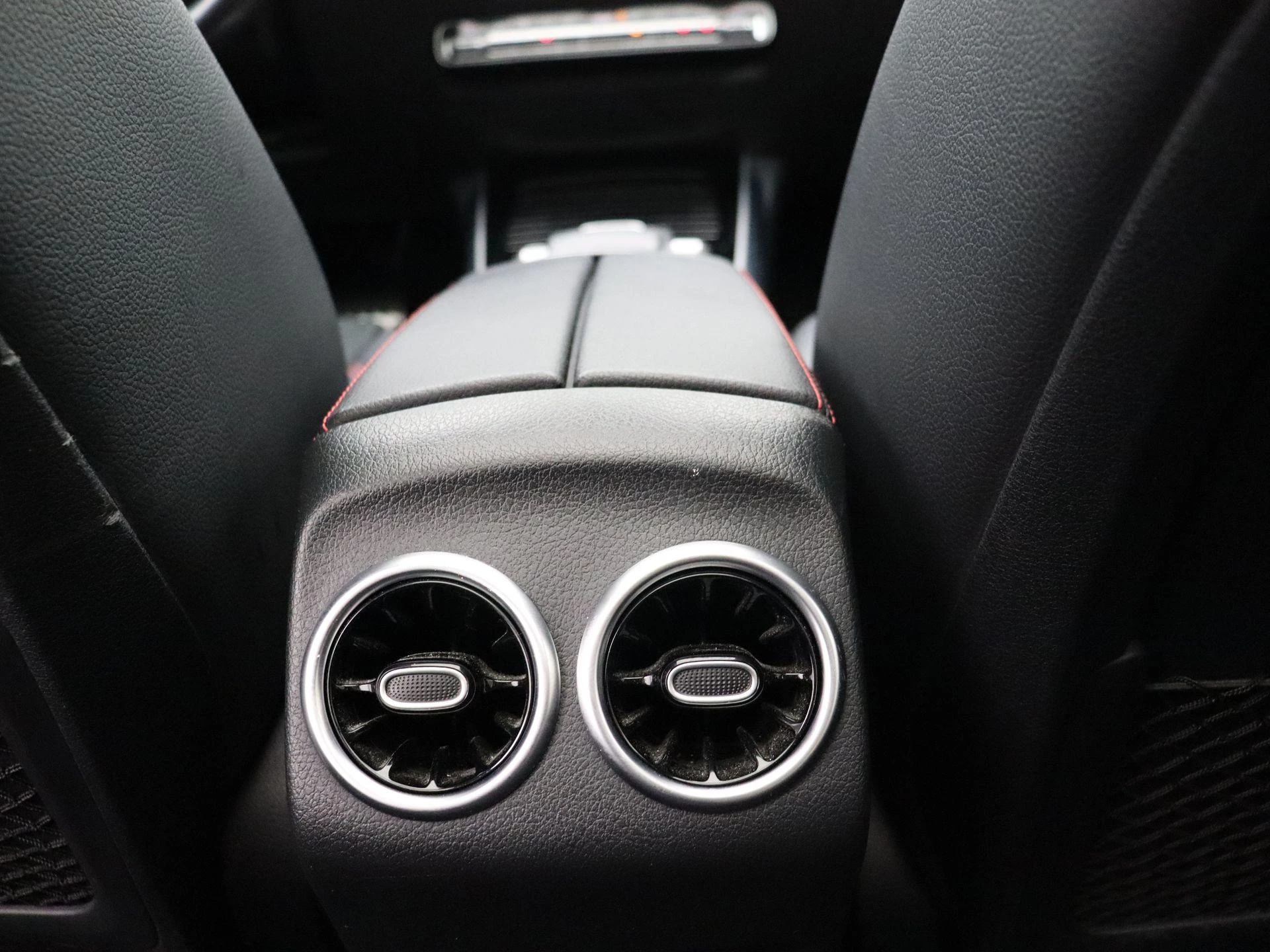 Mercedes-Benz GLB 180 AMG Line + PANORAMISCH DAK + MULTIBEAM LED + CARPLAY +