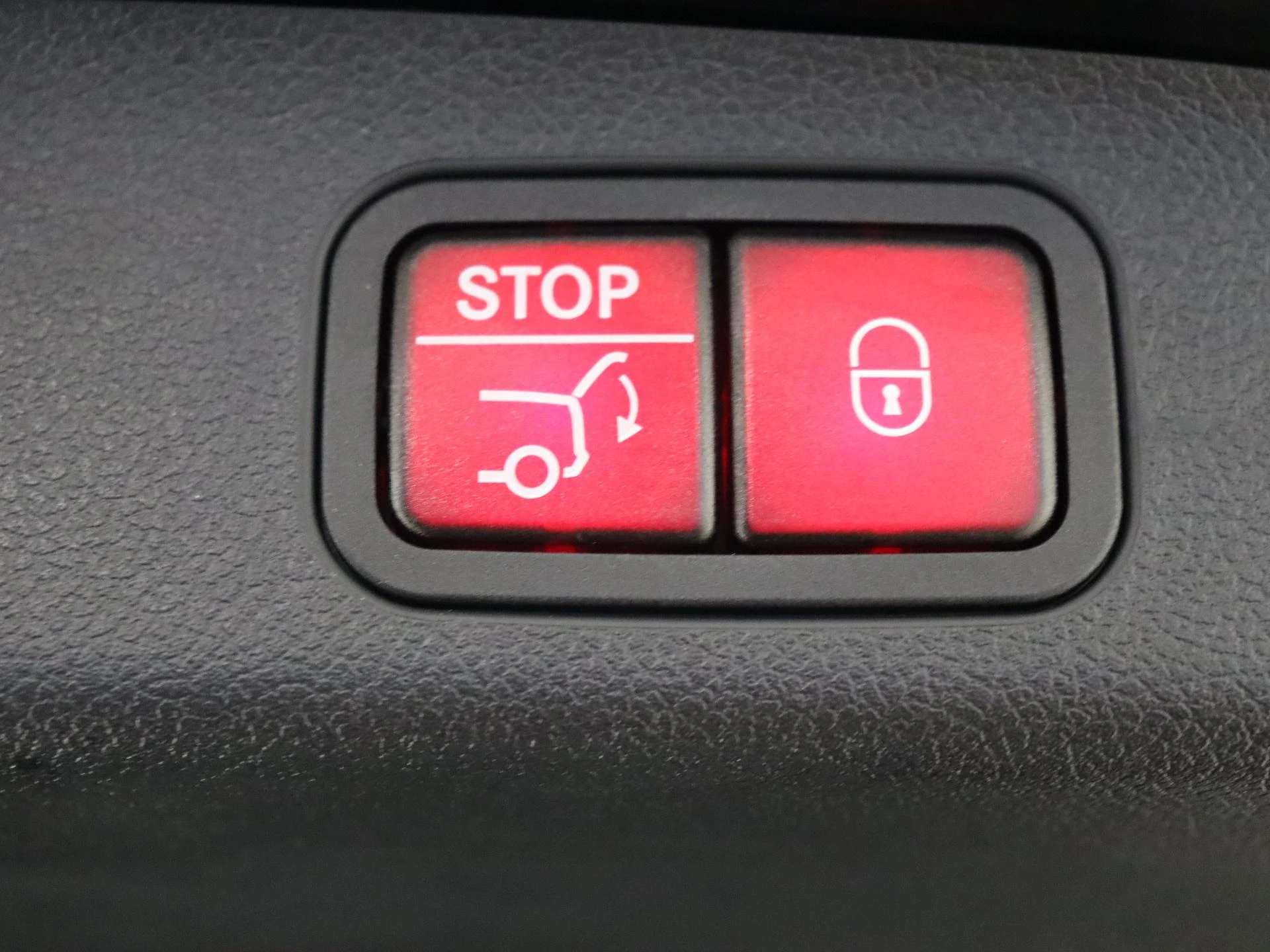 Mercedes-Benz-GLB-image-28