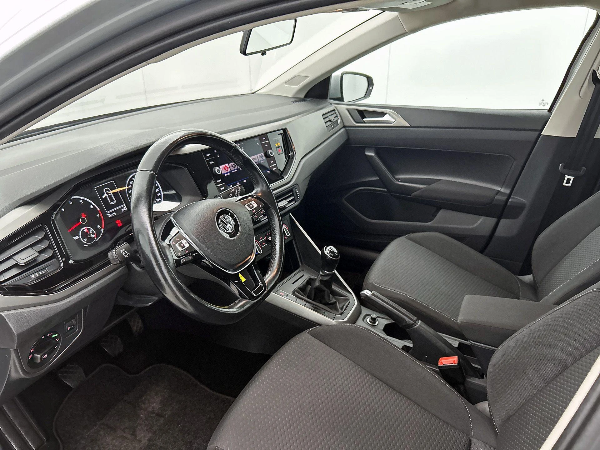 Volkswagen-Polo-image-9