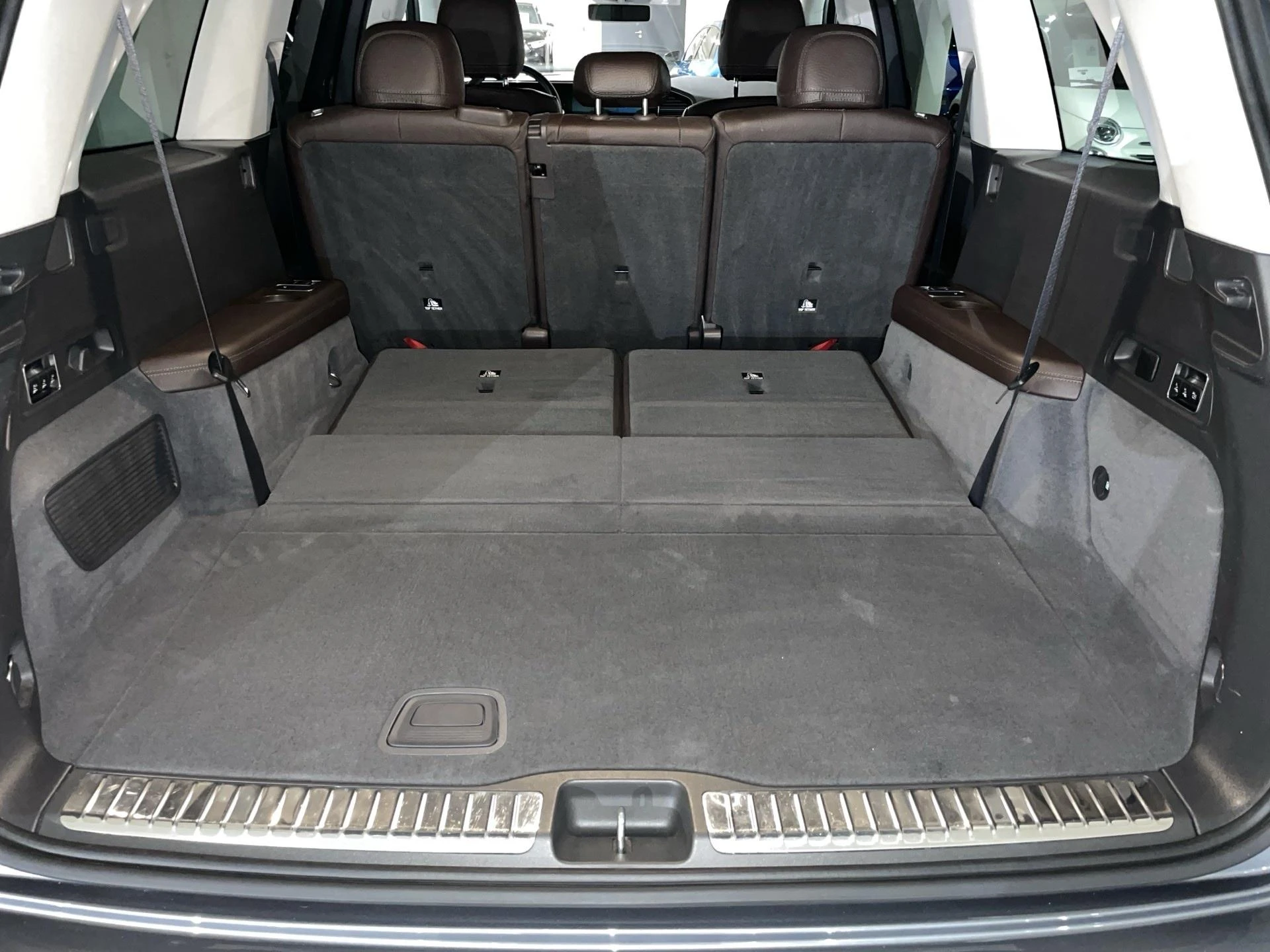 Mercedes-Benz-GLS-image-11