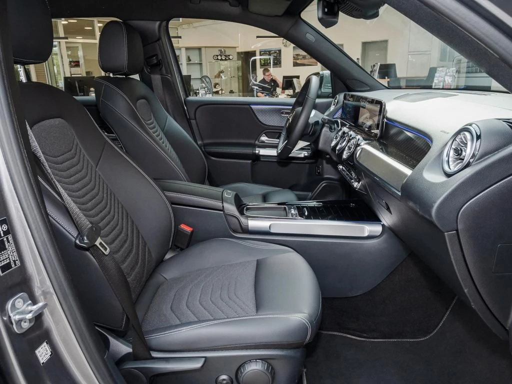 Mercedes-Benz-GLB 200 d-image-11