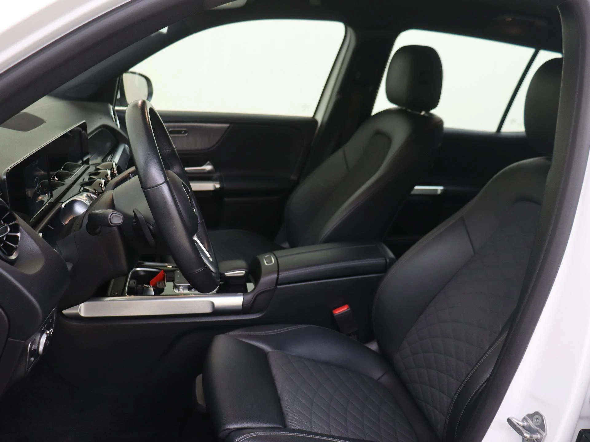 Mercedes-Benz-GLB-image-14