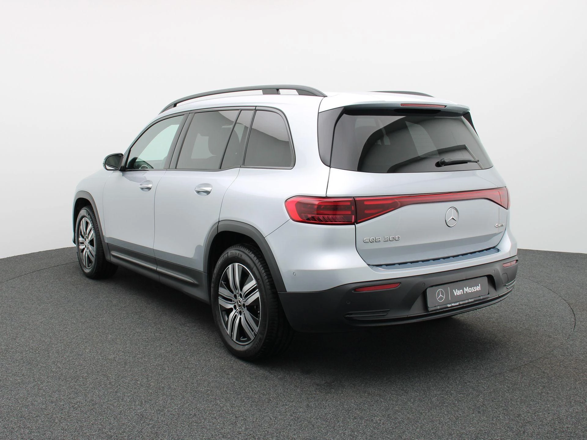 Mercedes-Benz-EQB-image-1