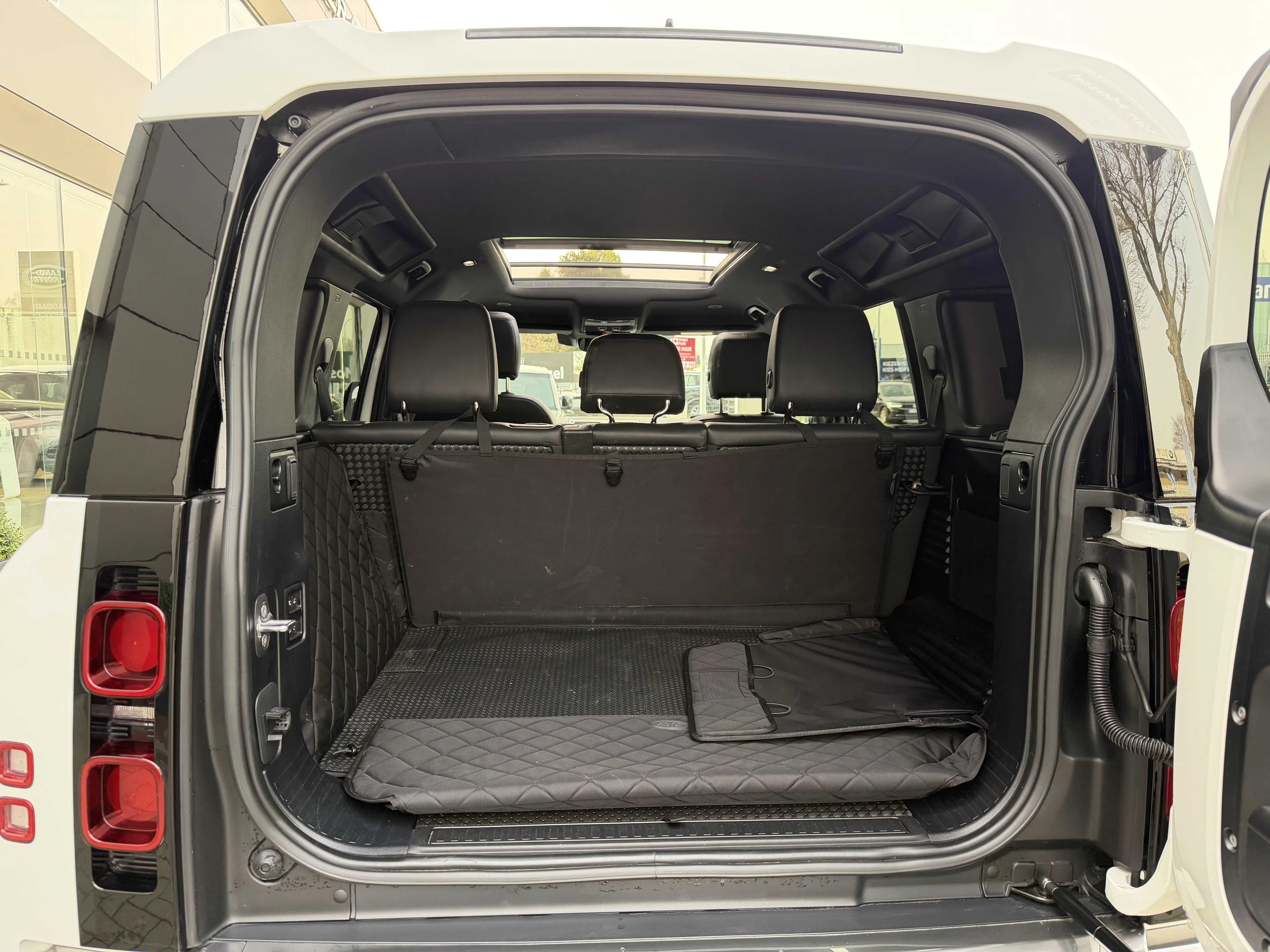 Land Rover Defender 110 D250 SE AWD