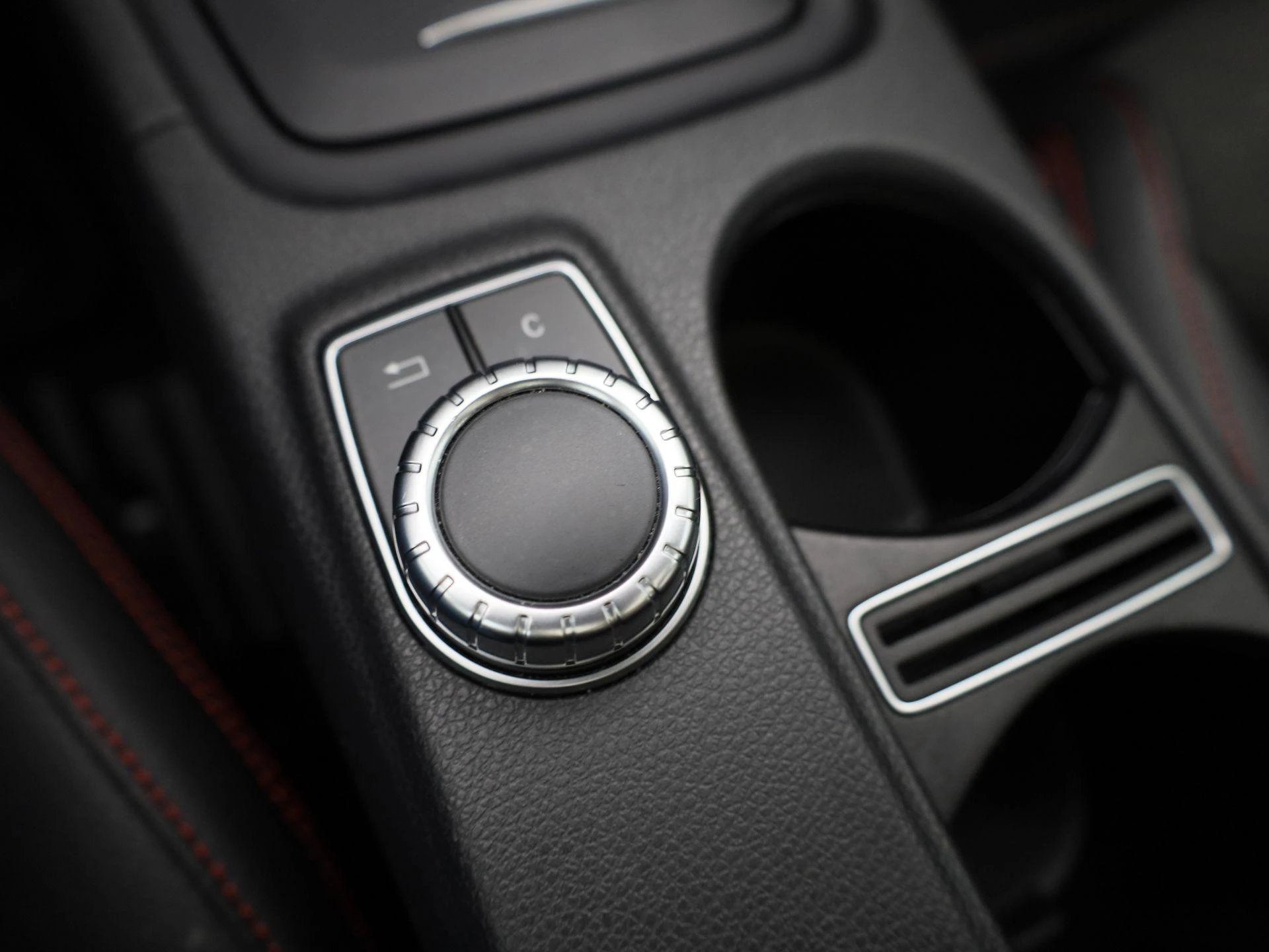 Mercedes-Benz-GLA-image-20