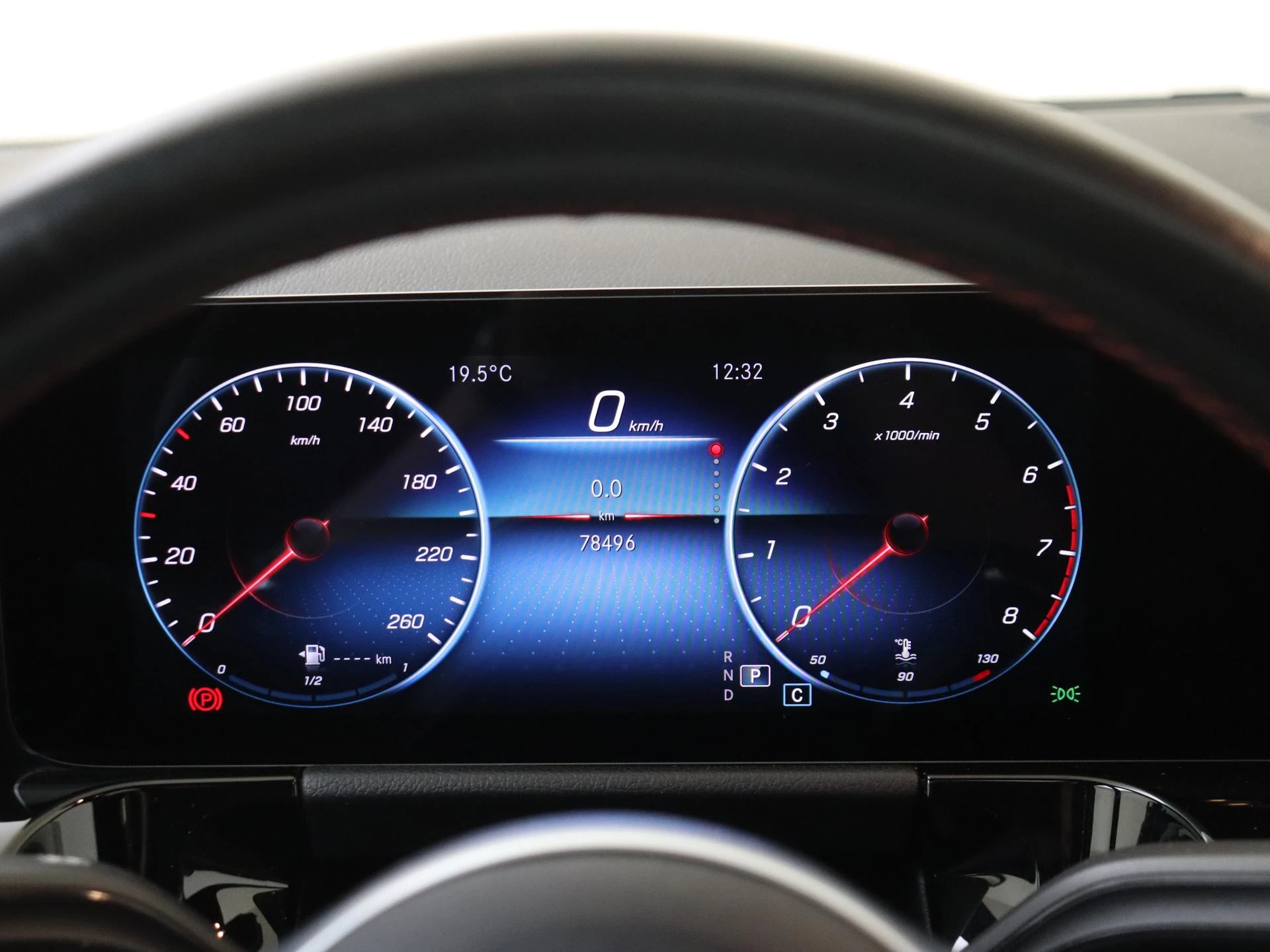 Mercedes-Benz-GLA-image-11