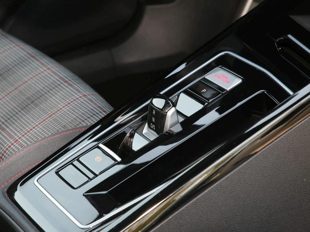 Volkswagen-Golf-image-9
