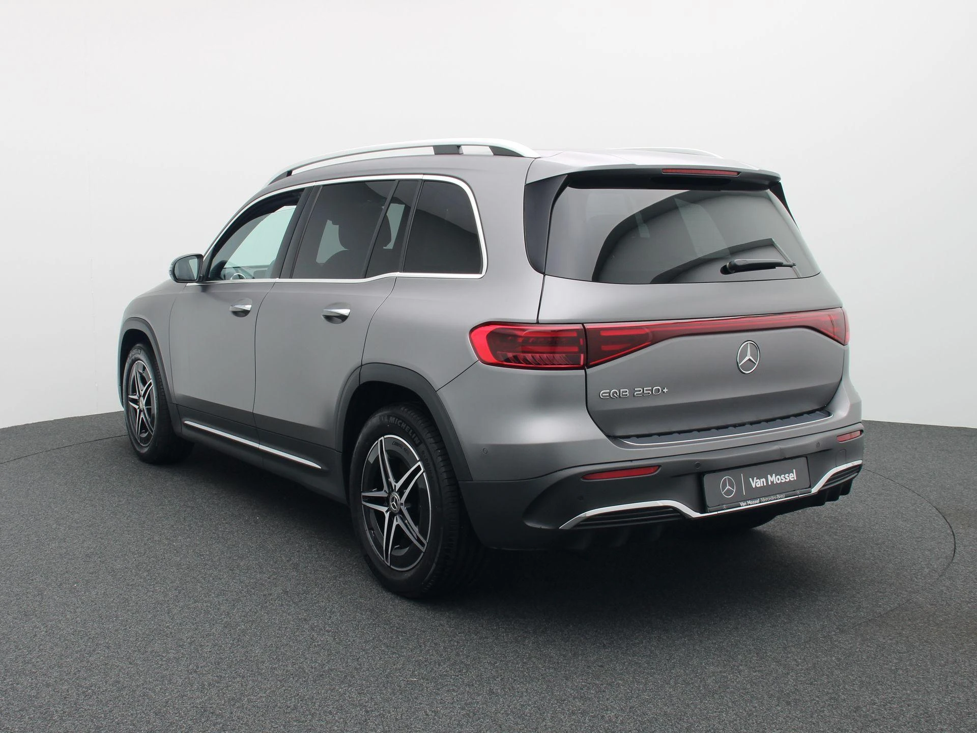 Mercedes-Benz-EQB-image-1