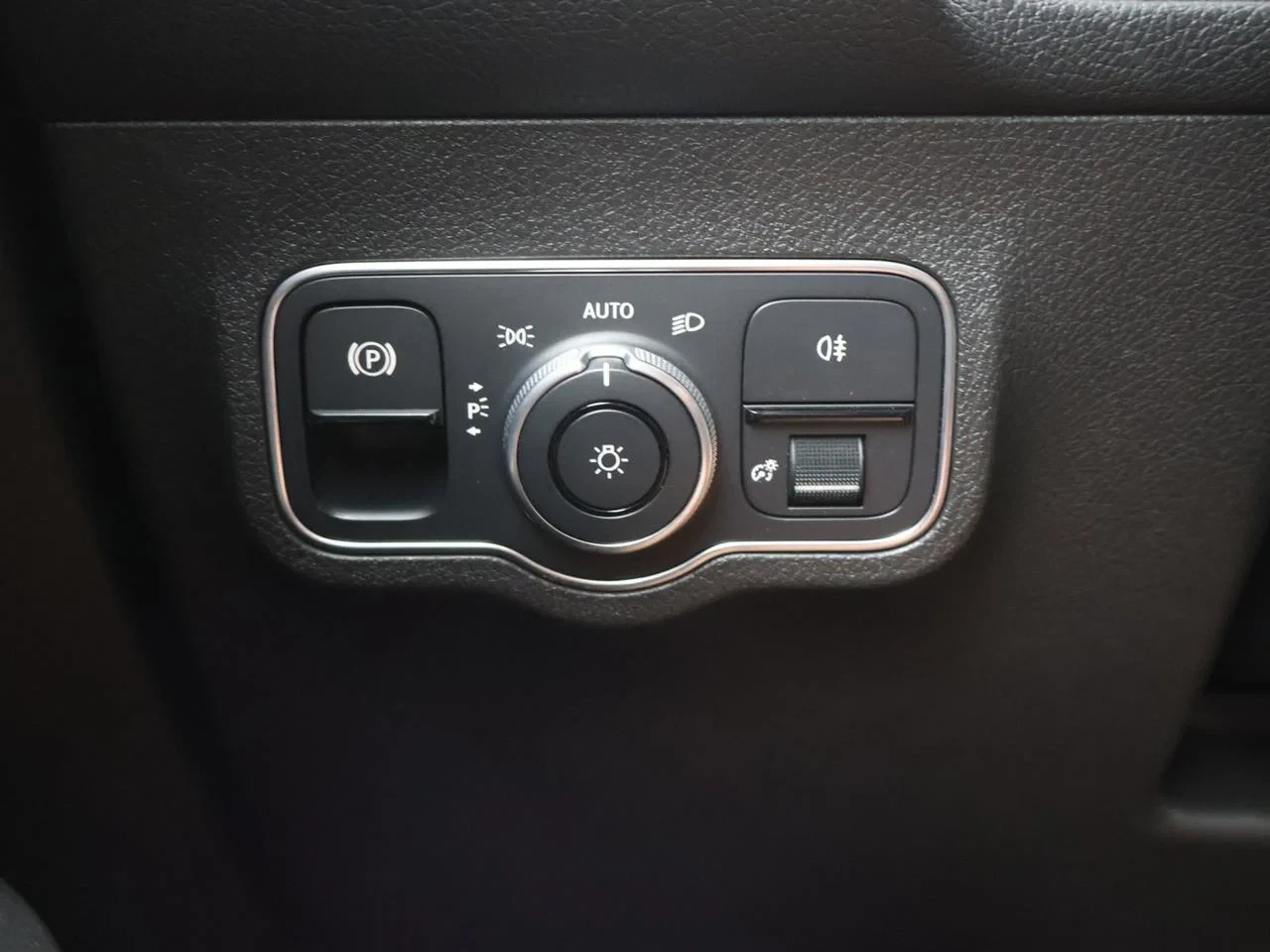 Mercedes-Benz-GLB-image-12