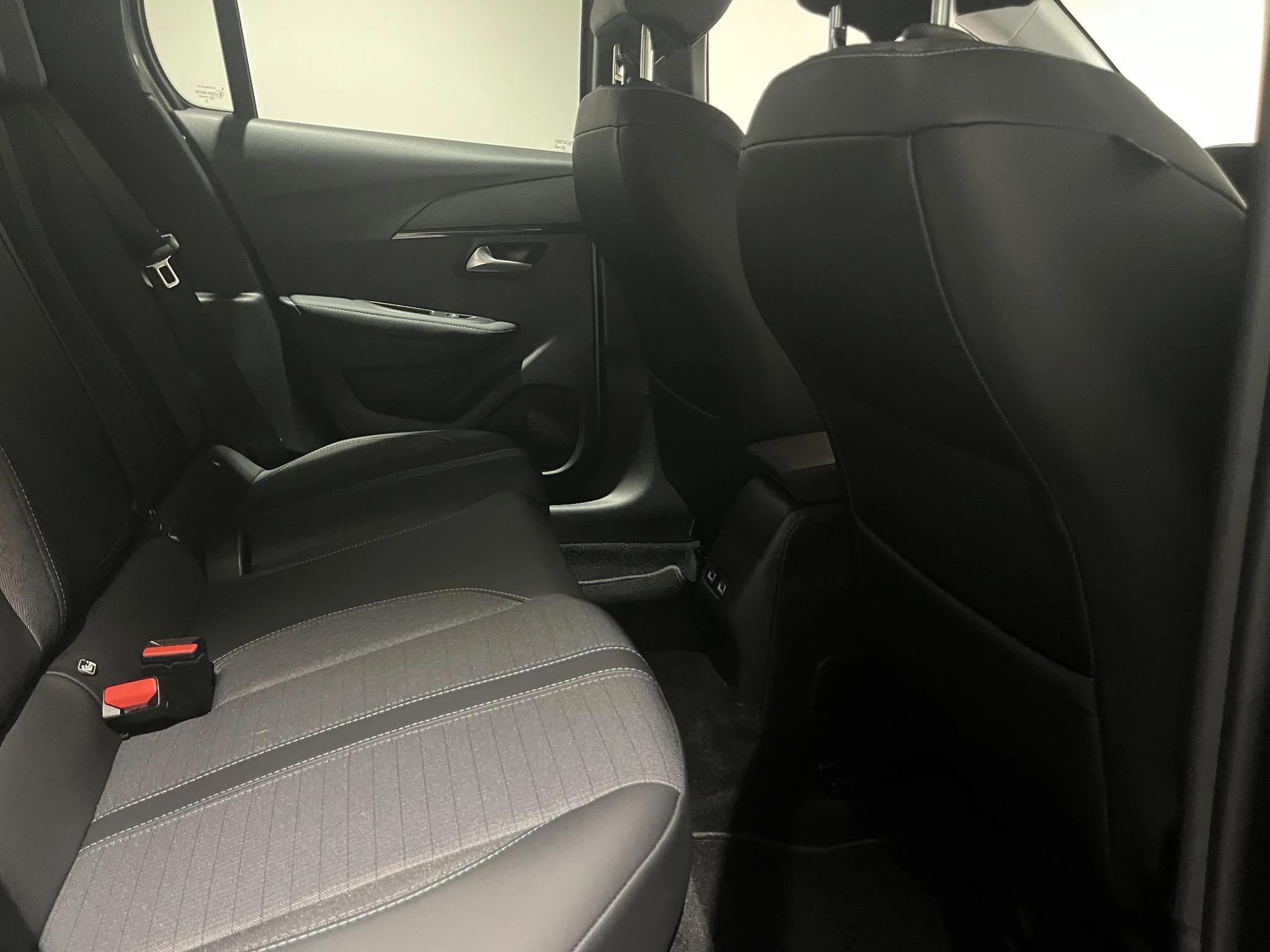 Peugeot-e-208-image-19