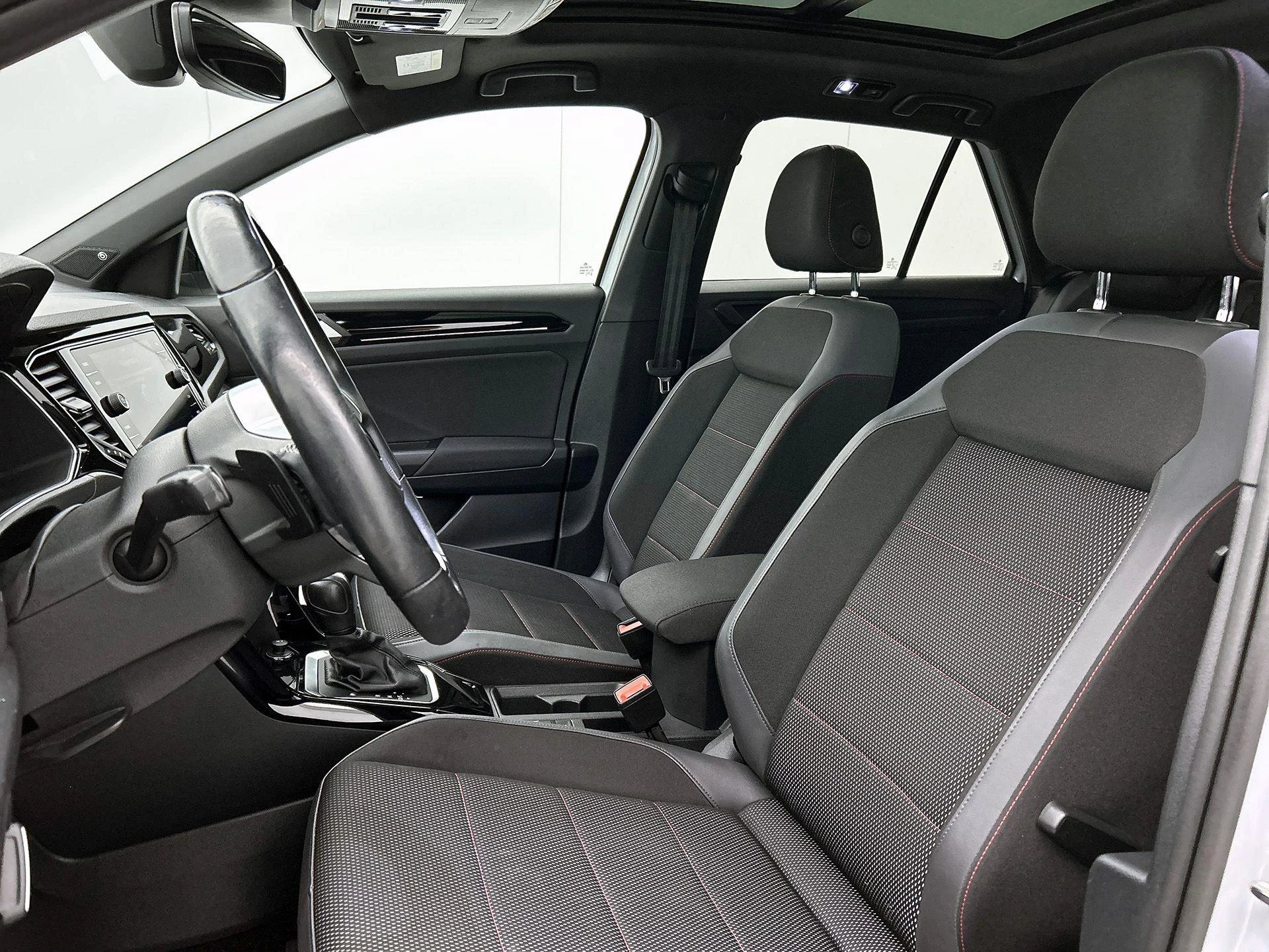 Volkswagen-T-Roc-image-36