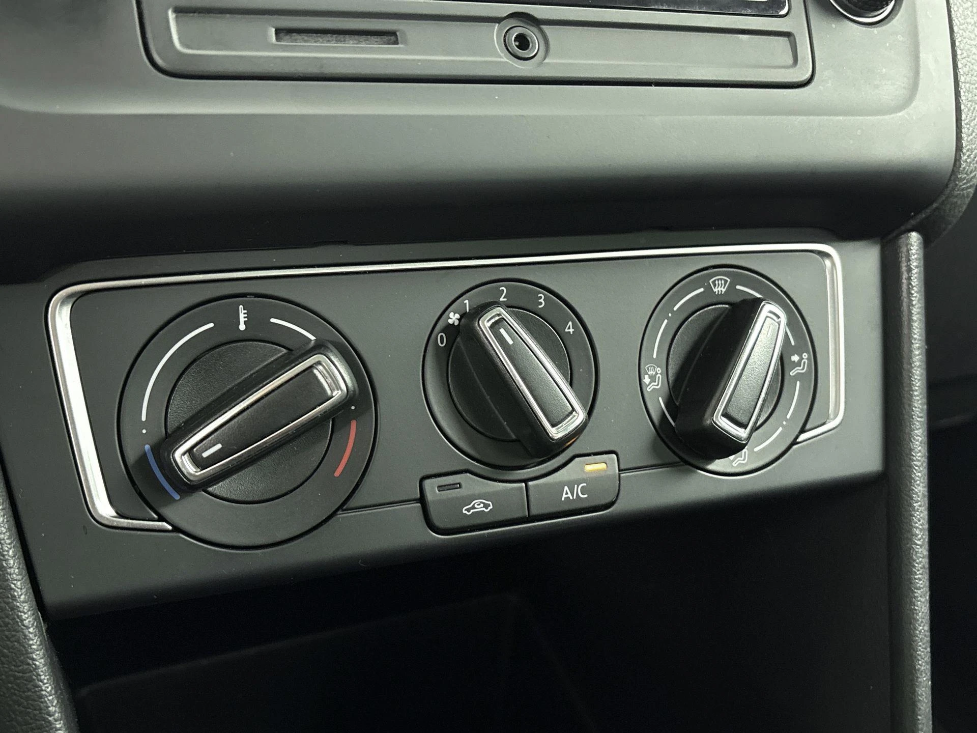 Volkswagen-Polo-image-12