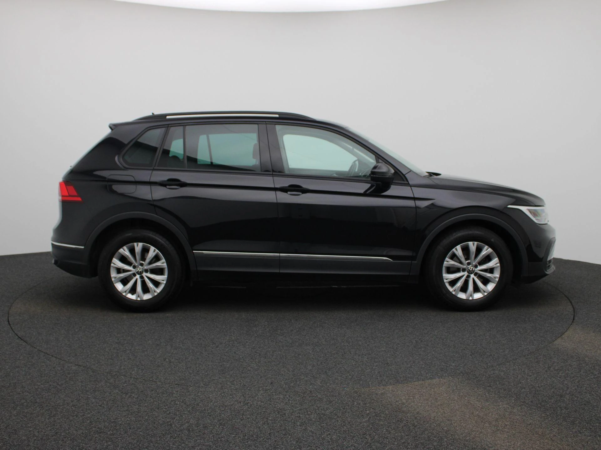Volkswagen-Tiguan-image-5