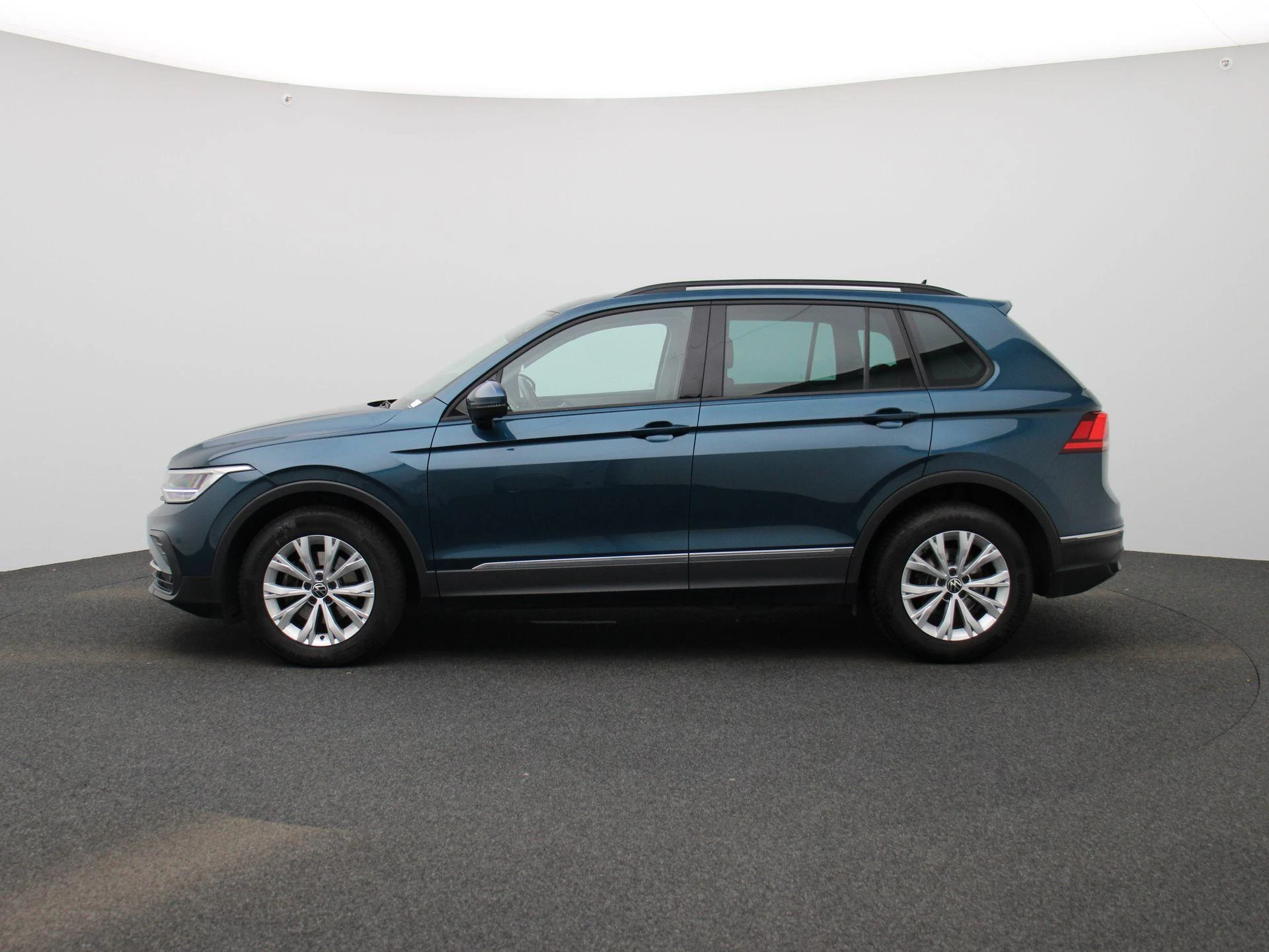 Volkswagen-Tiguan-image-4