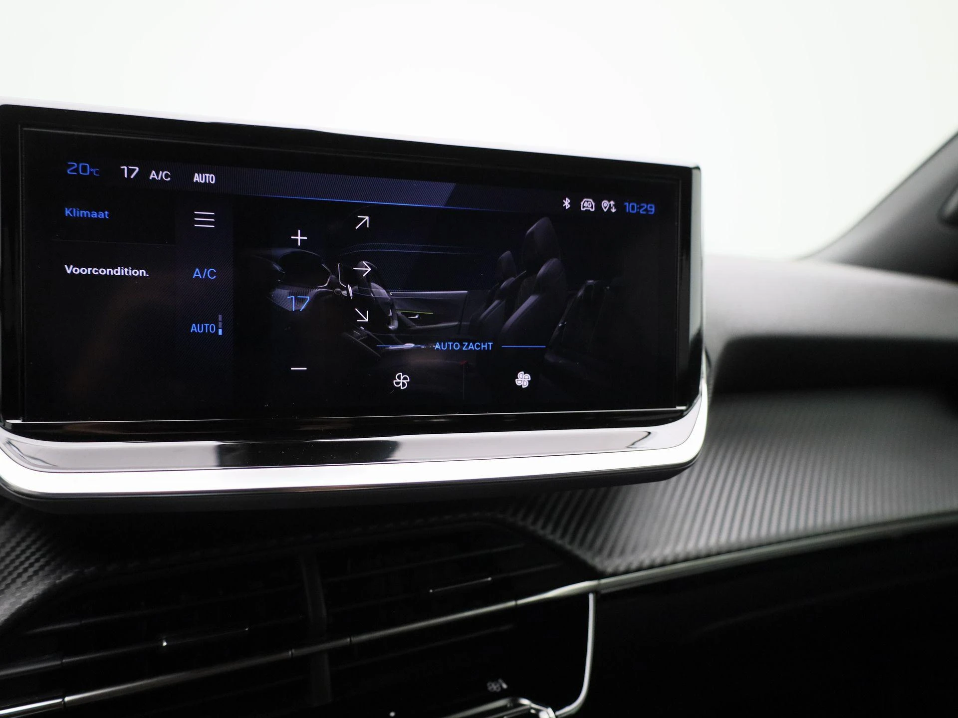 Peugeot-e-2008-image-28