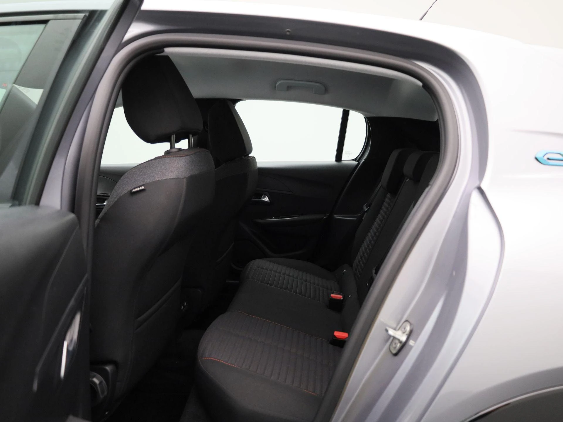 Peugeot-e-208-image-9