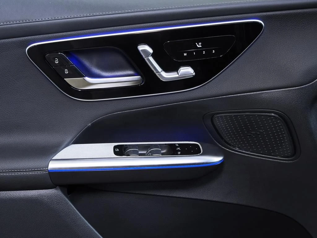 Mercedes-Benz-GLC 300 d-image-10