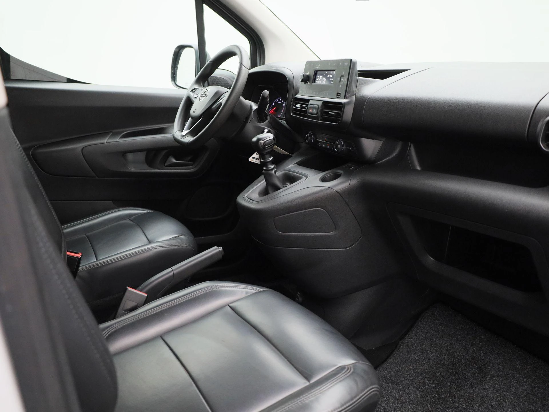 Opel-Combo Life-image-32