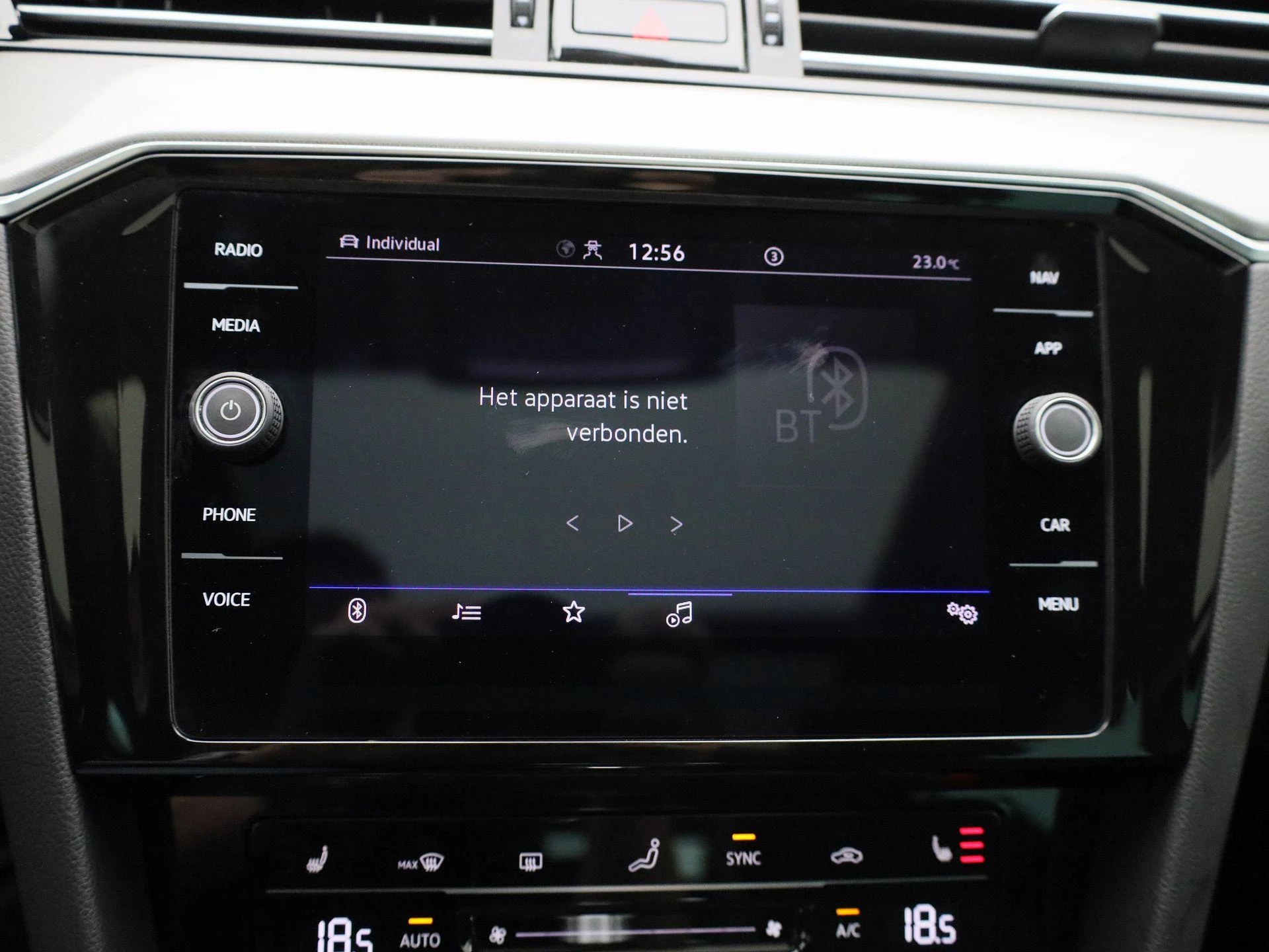 Volkswagen-Passat-image-25