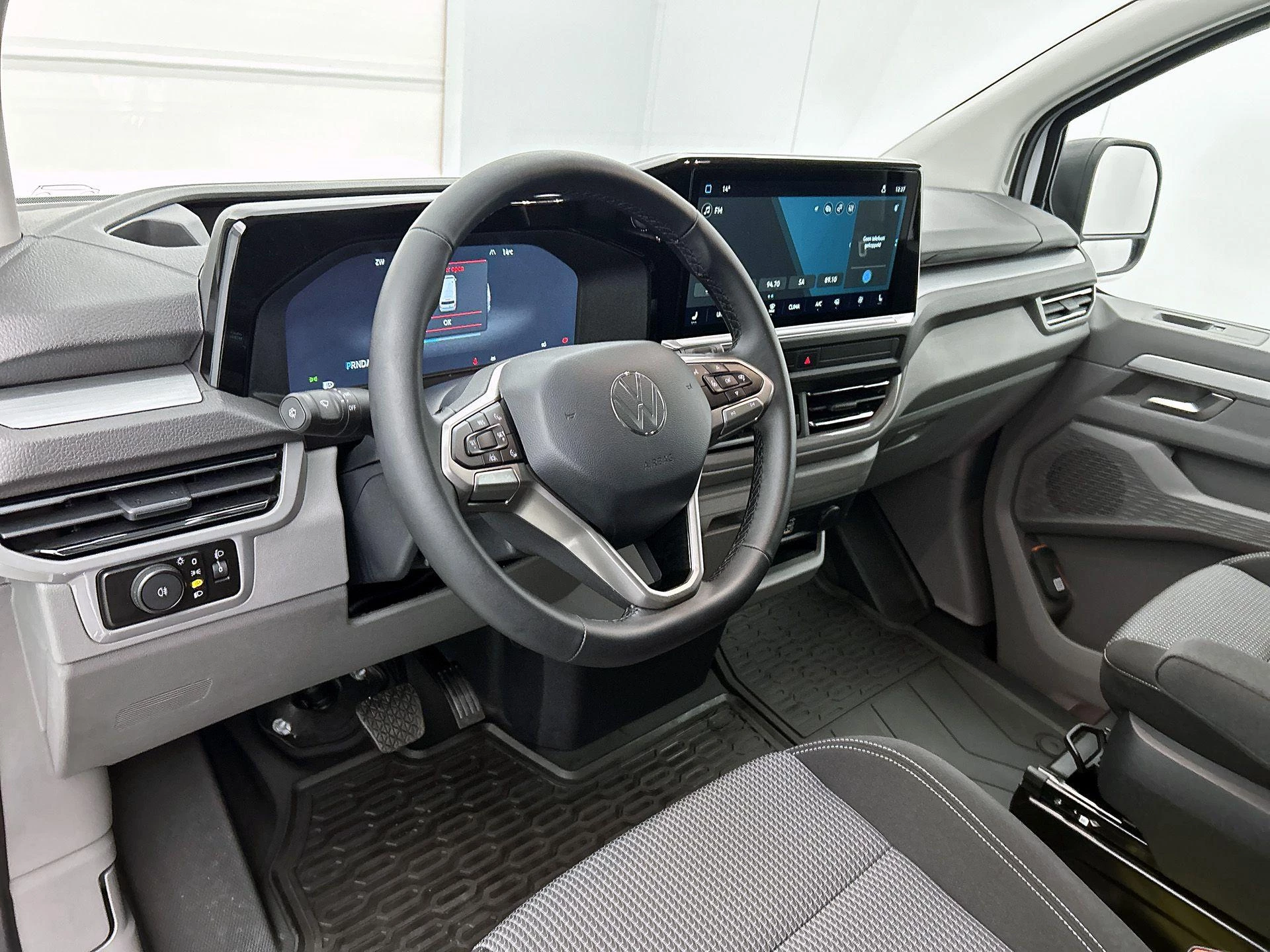 Volkswagen-e-Transporter-image-22