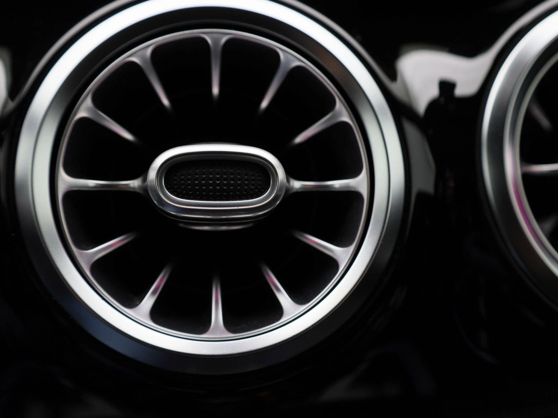 Mercedes-Benz-GLA-image-32
