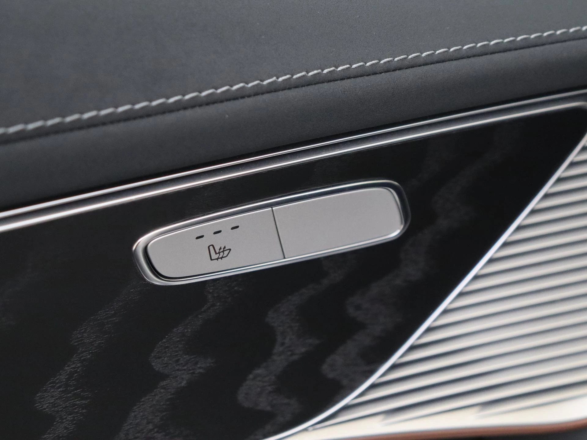 Mercedes-Benz-EQC-image-25