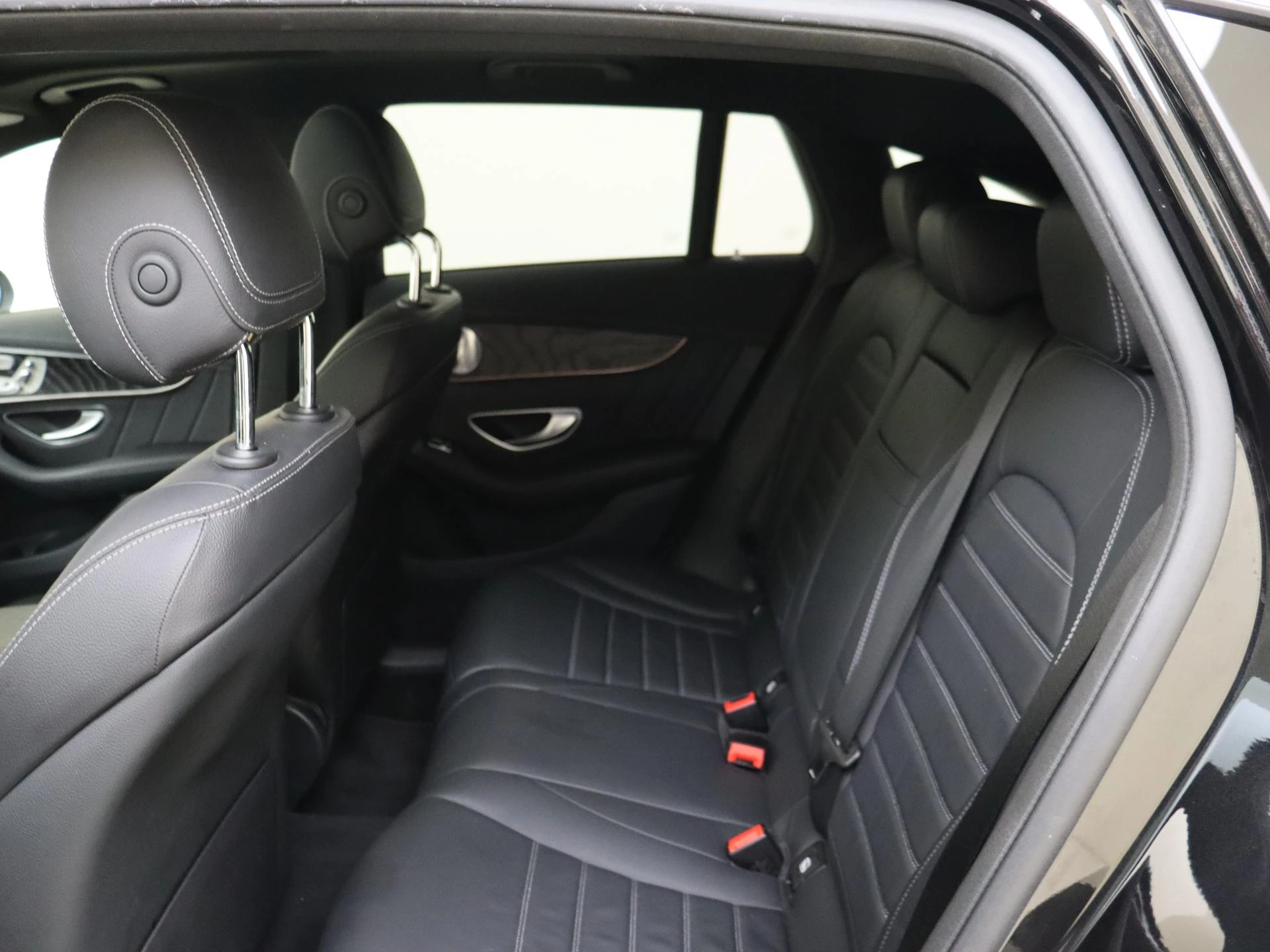 Mercedes-Benz-EQC-image-15