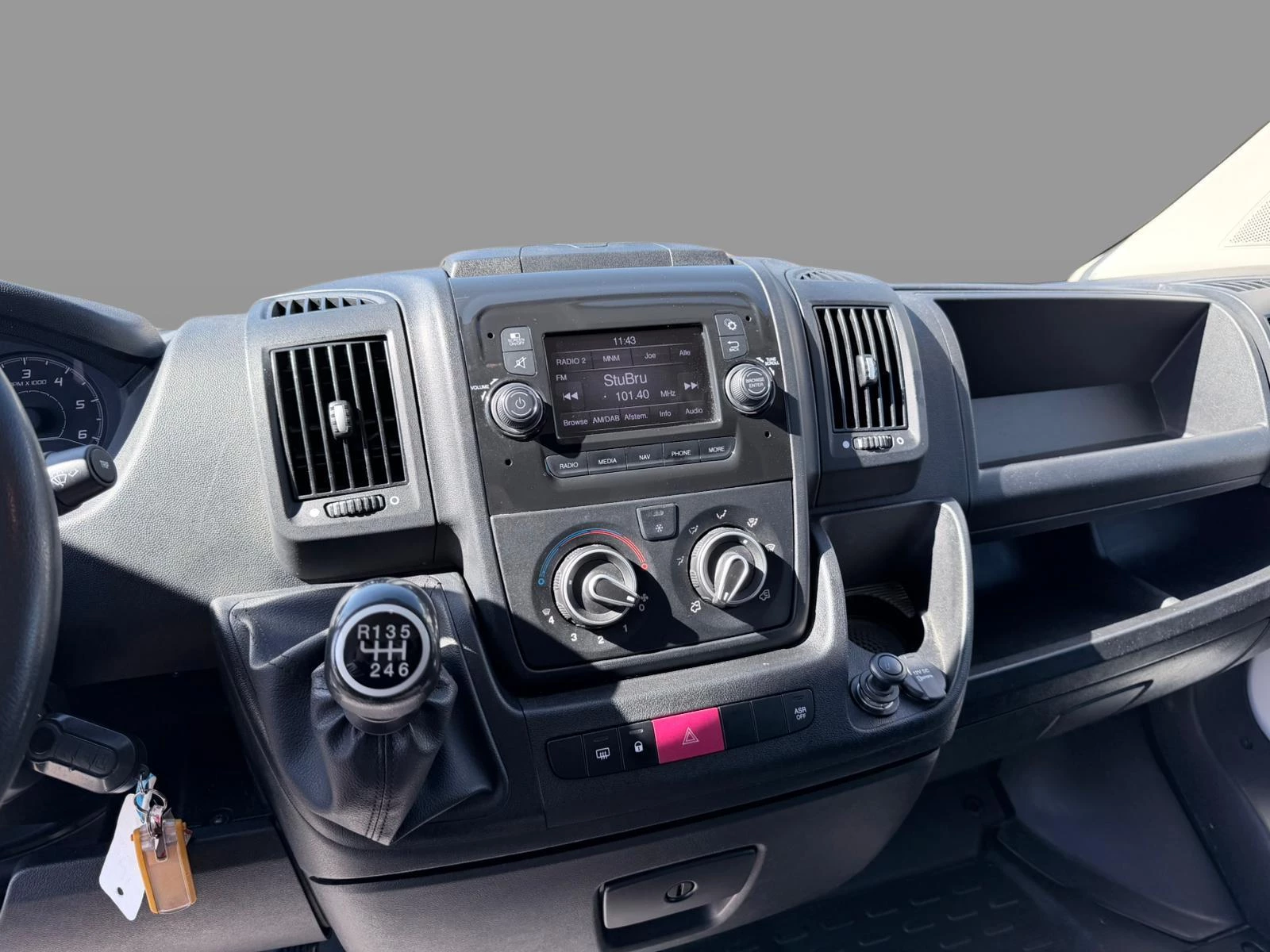 Peugeot Boxer 330 2.2 BlueHDi 140 L2H2 Pro