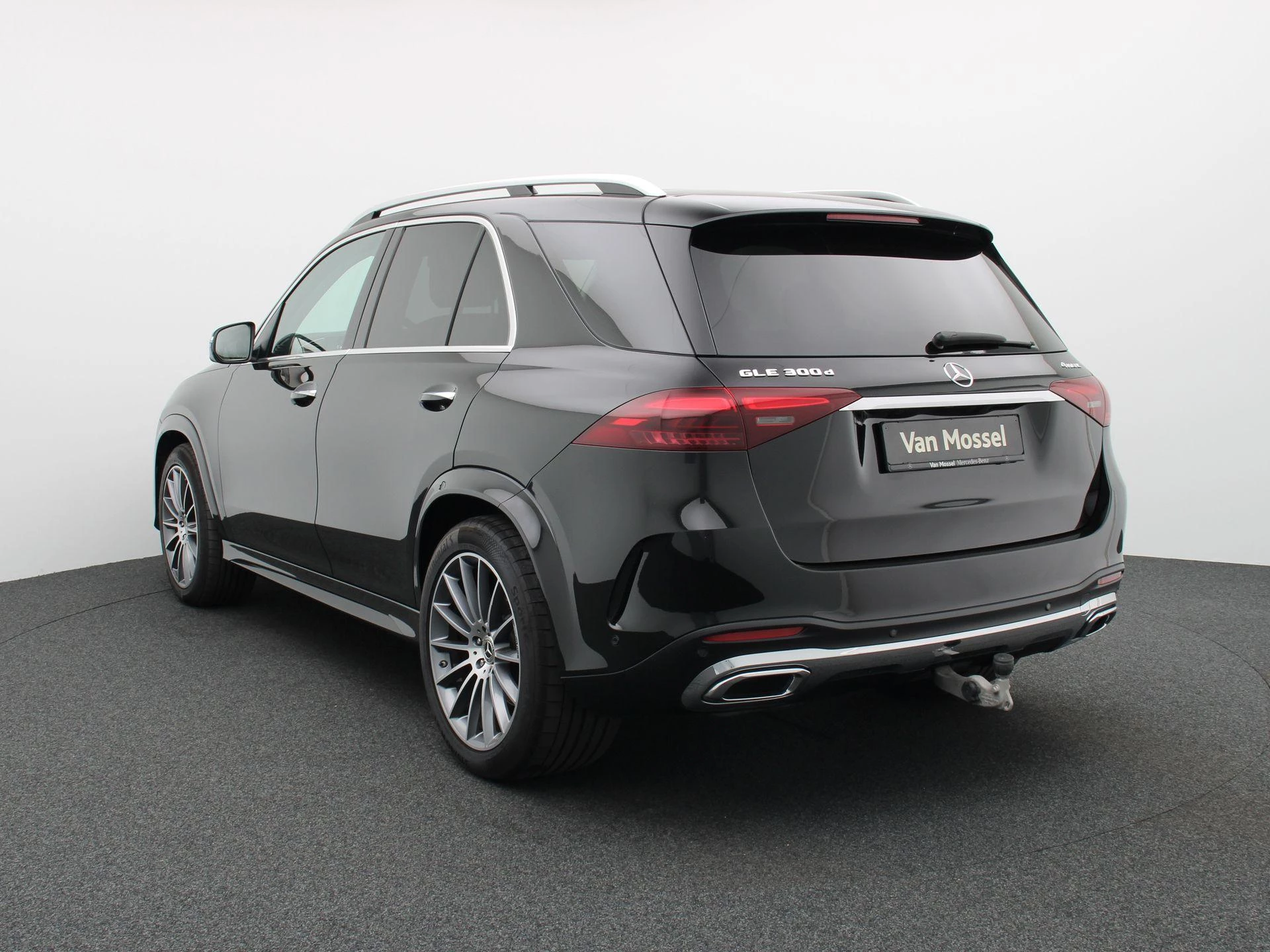 Mercedes-Benz GLE 300 d 4MATIC AMG LINE + AIRMATIC + TREKHAAK 3.5 TON + BURMESTER + PANO +