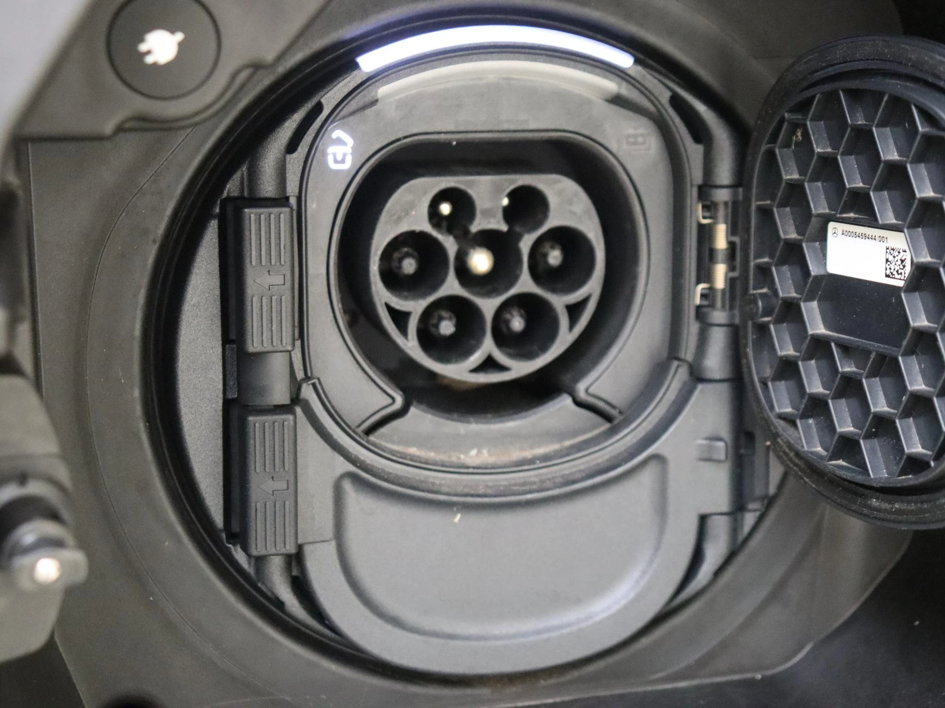Mercedes-Benz-EQA-image-31