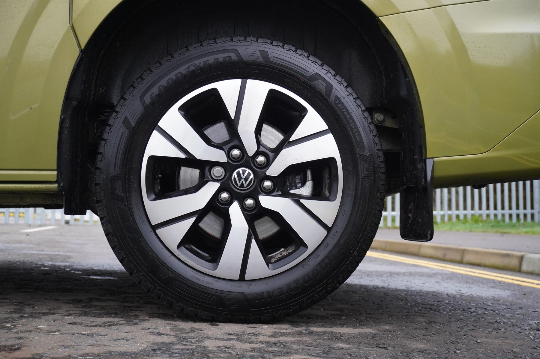 Volkswagen-Transporter-image-22