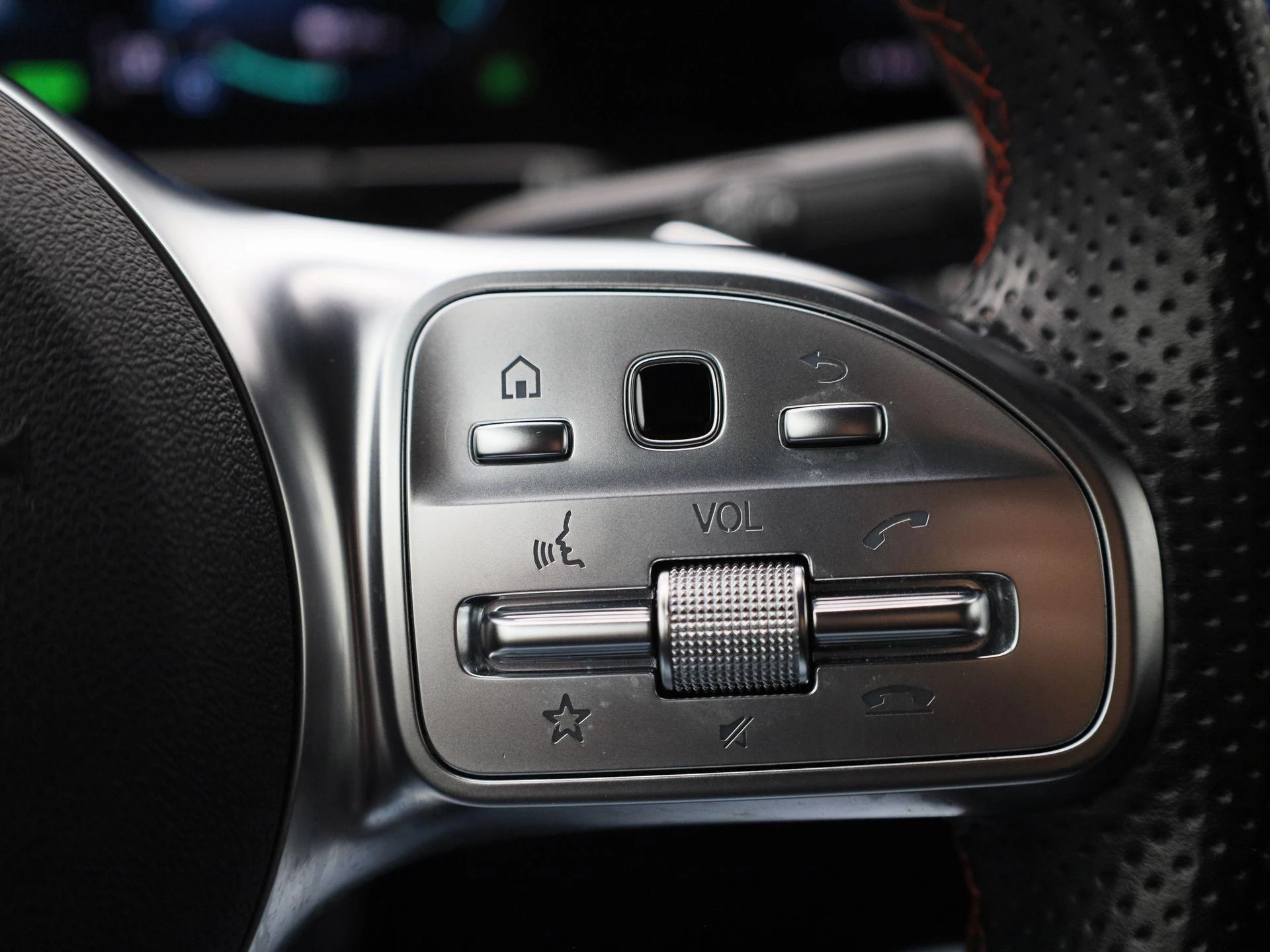 Mercedes-Benz-GLA-image-23